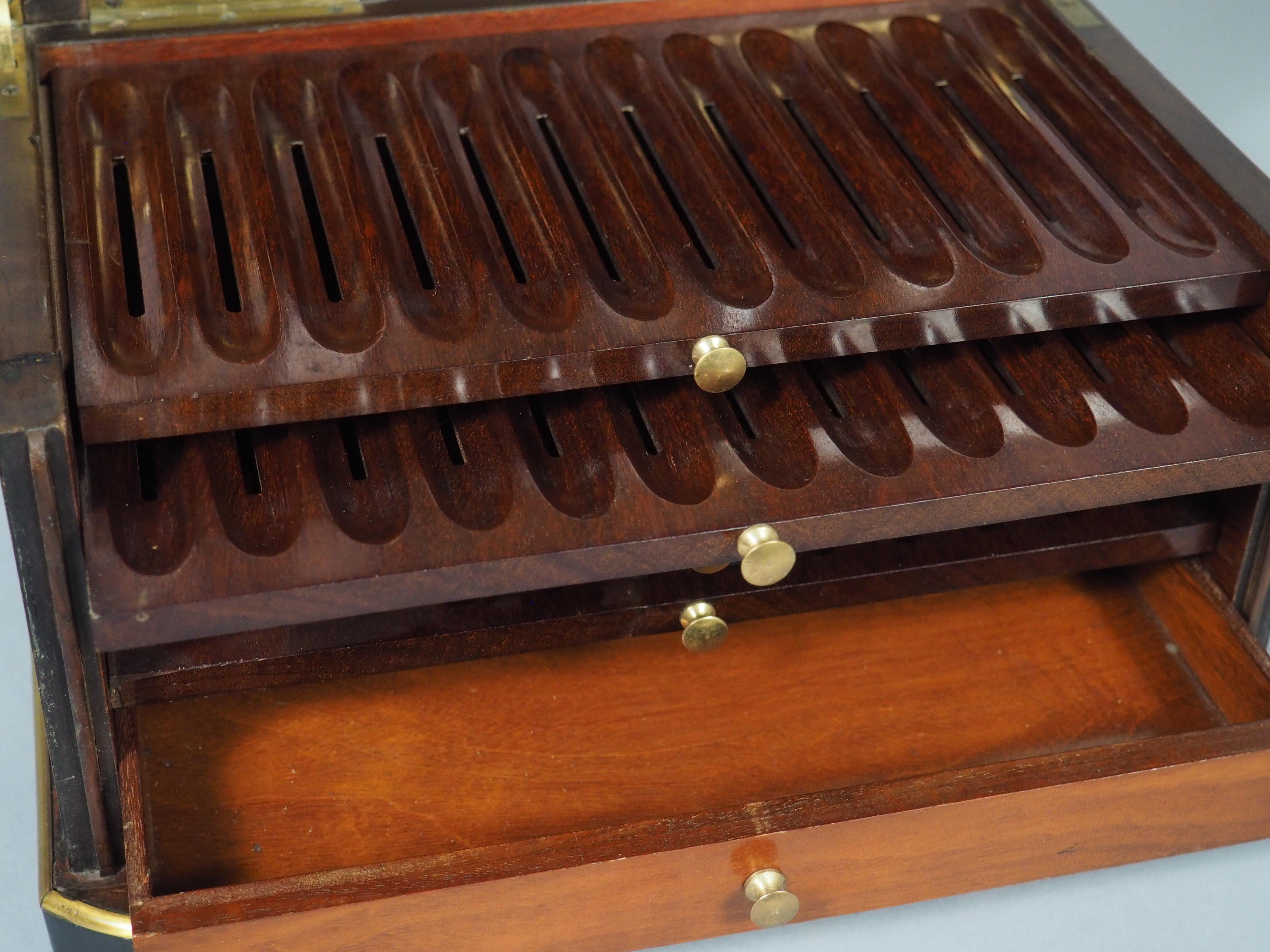 CIRCA 1870 Französisch Ebonized Armbrust Front Intarsien und geschnitten Messing Zigarren Humidor im Angebot 2