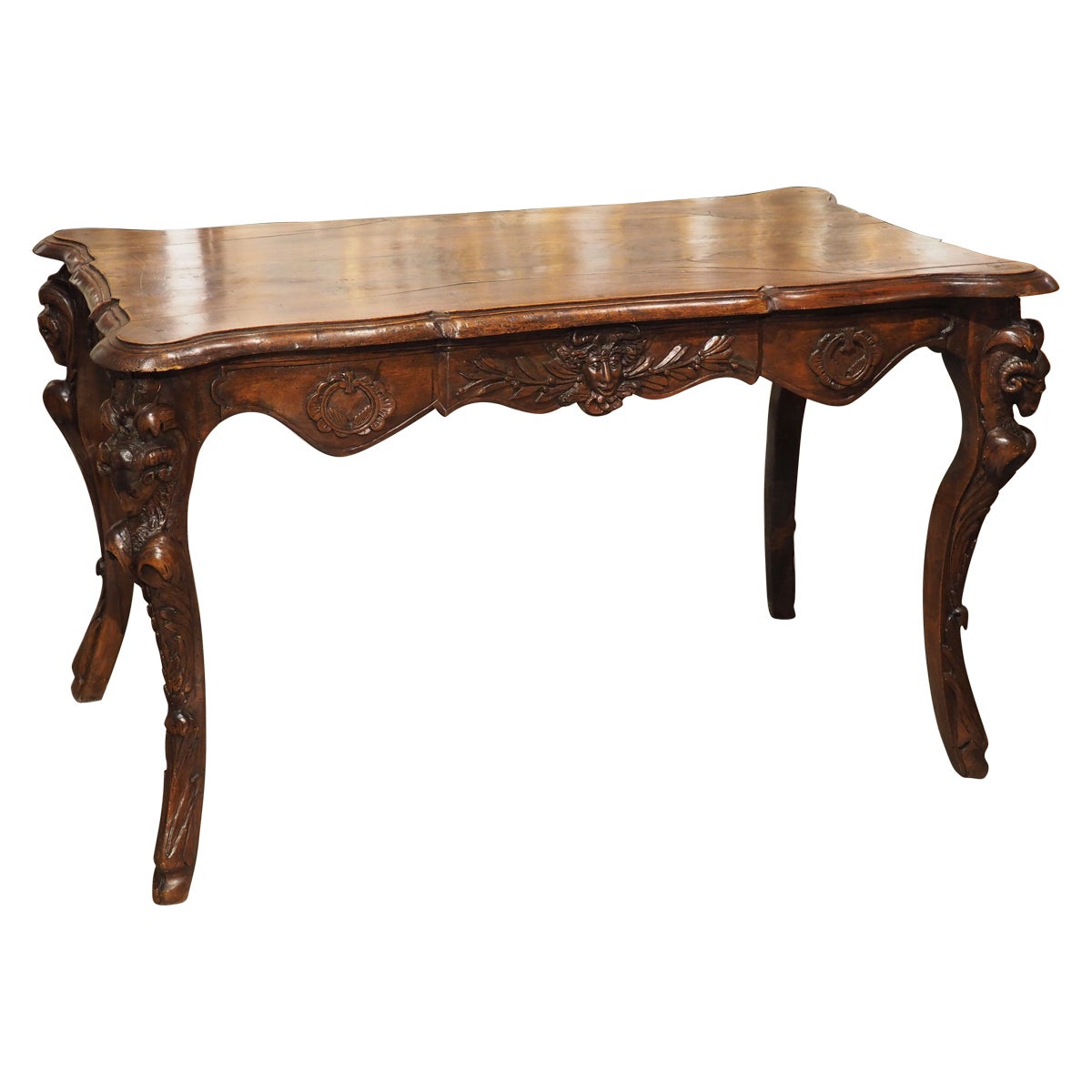 Circa 1870 Mesa central francesa de madera de nogal con cabezas de carnero y flor de lis en venta