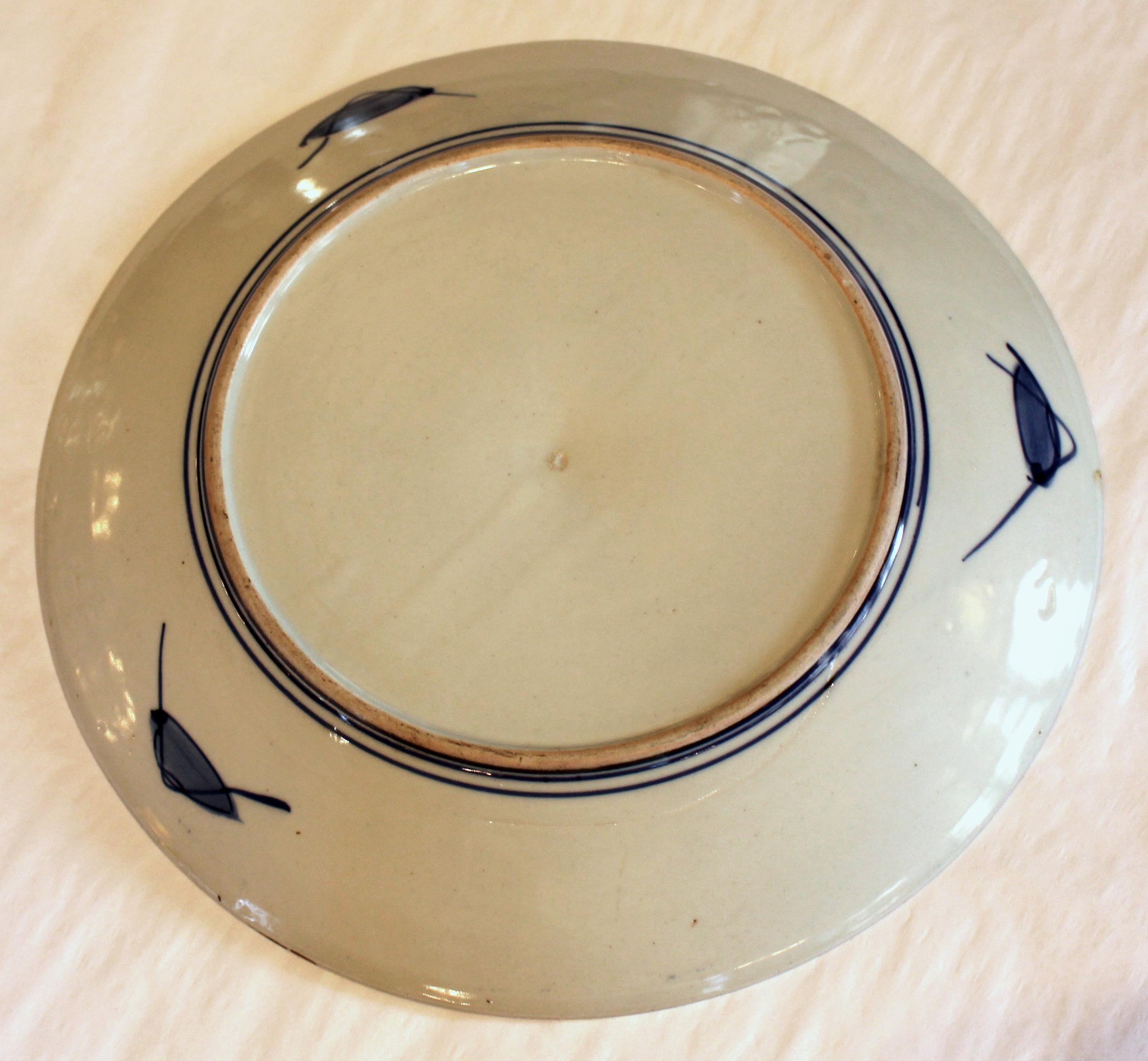 Circa 1870 Imari Chop Plate Featuring Phoenix Birds In Good Condition For Sale In Chapel Hill, NC