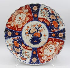 Piatto da chop sugo giapponese Imari, con bordi smerlati e decorazioni in rilievo, risalente al 1870 CIRCA
