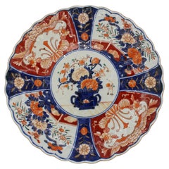 Piatto da chop sugo giapponese Imari, con bordi smerlati e decorazioni in rilievo, risalente al 1870 CIRCA