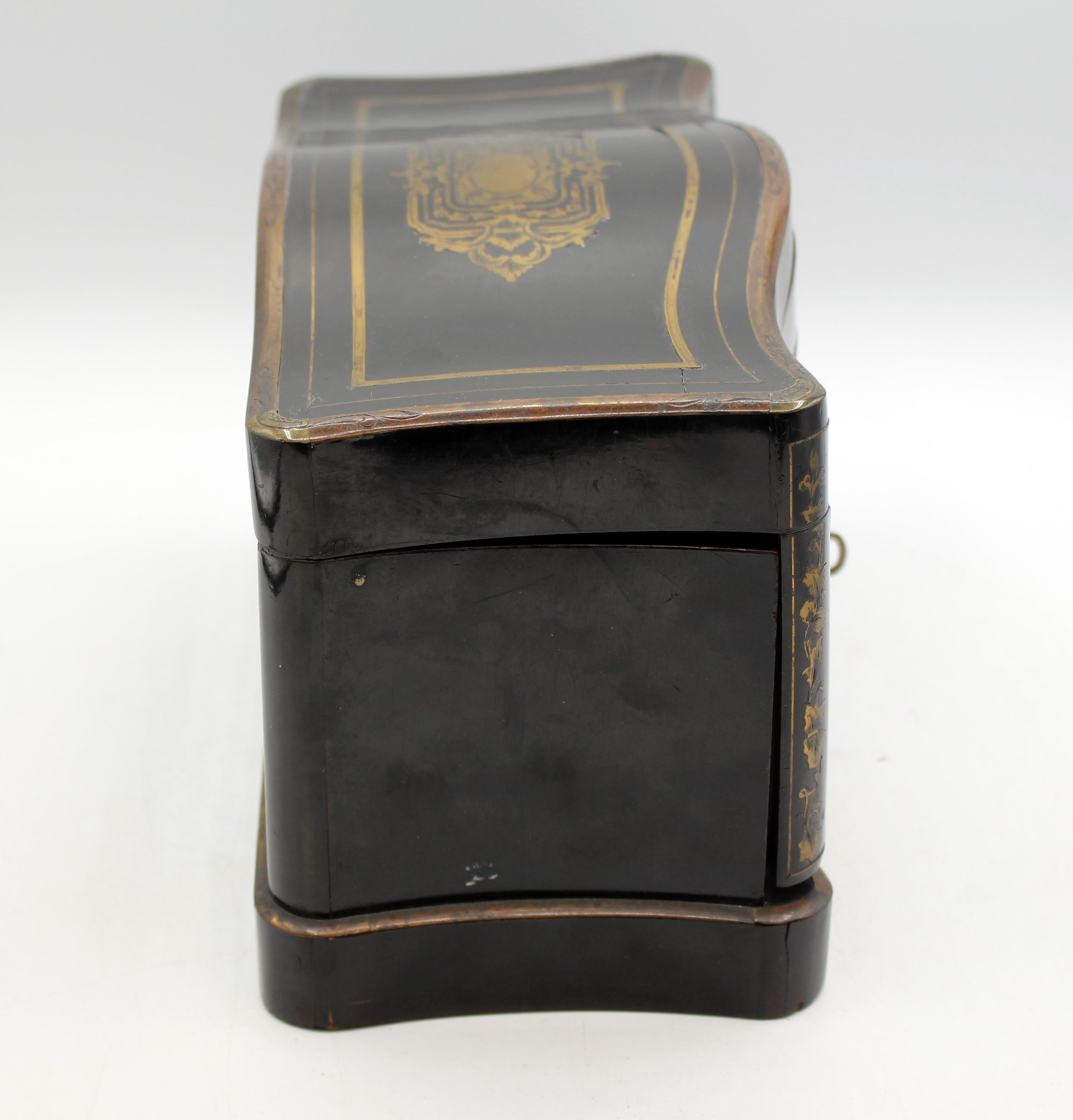 Porta tè francese di Napoleone III, 1870 circa. Di ottima qualità con finiture in porcellana Old Paris - 2 porta tè e un porta zucchero. La scatola è intarsiata con ottone inciso. Ciascuna caddy in porcellana presenta motivi floreali sui coperchi e