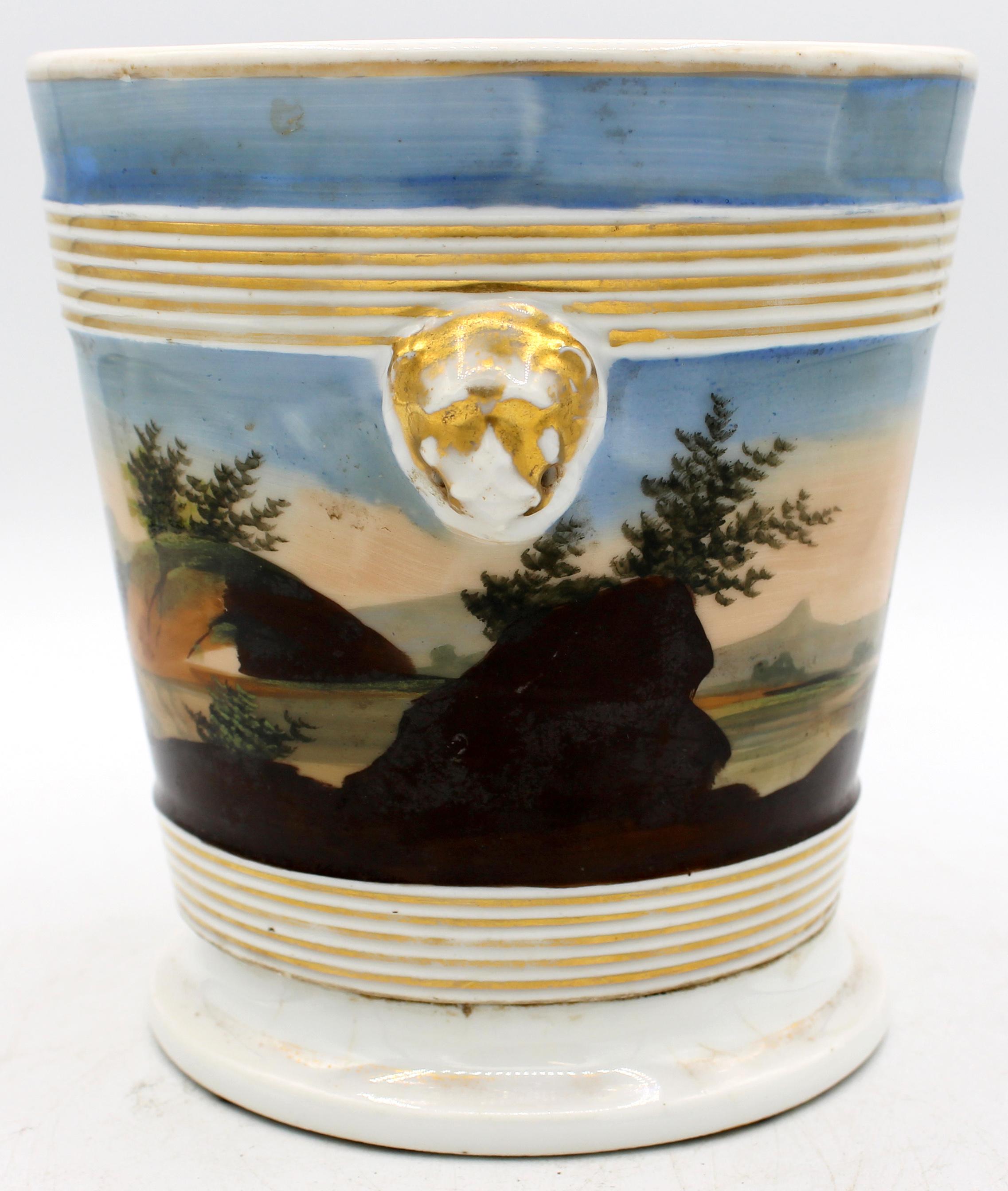 Circa 1870 Vaso per cache in porcellana Old Paris con base a leccarda, francese. Affascinante pezzo d'epoca di Napoleone III decorato con scene di paesaggio all'italiana. Impugnature a maschera di leone. Doratura sfregata. L. 6,25