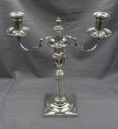 Circa 1870 Pareja de candelabros continentales de plata de dos luces
