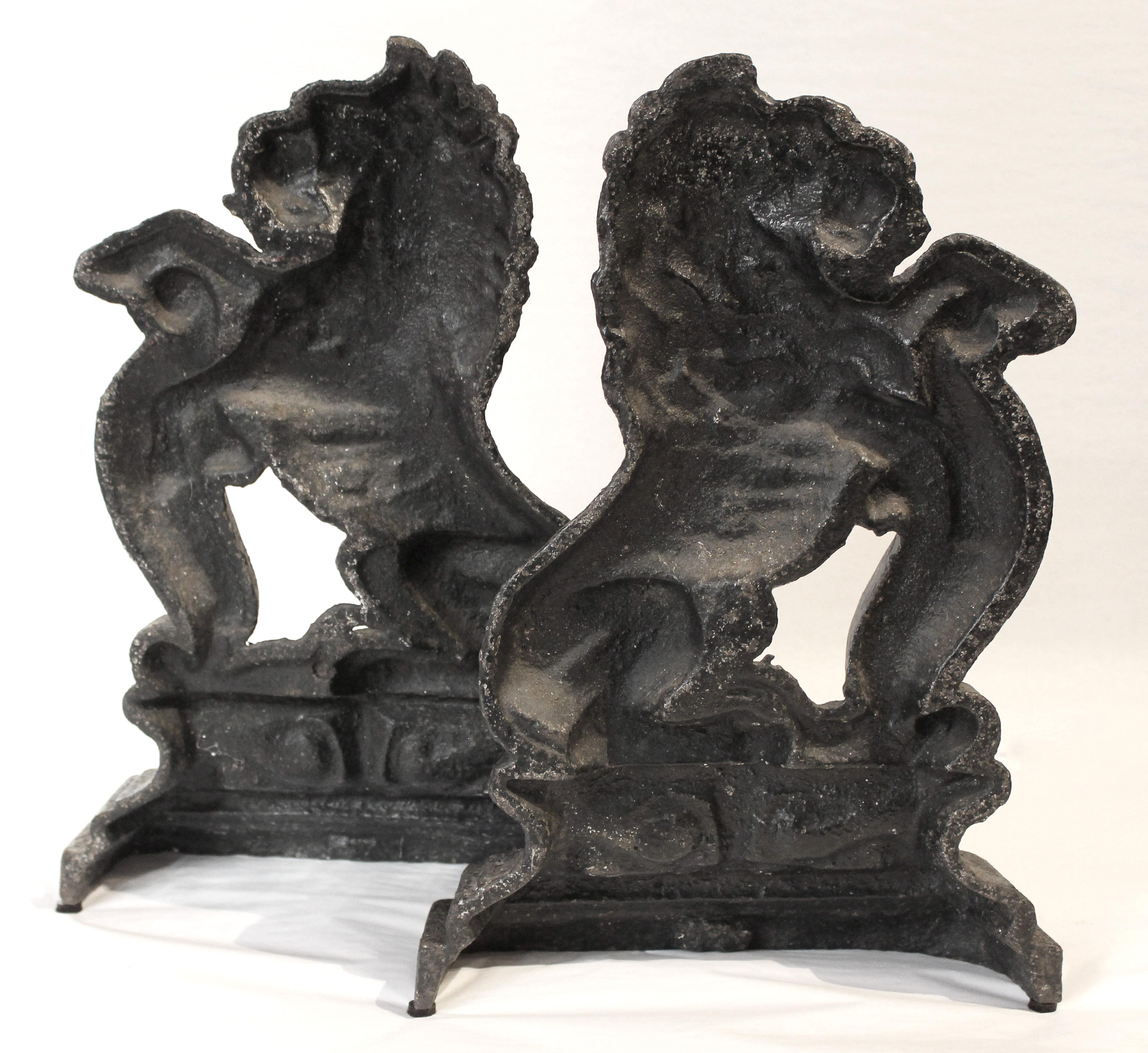 Inglese CIRCA 1870 Coppia di fermaporta inglesi in ghisa a forma di leone in vendita