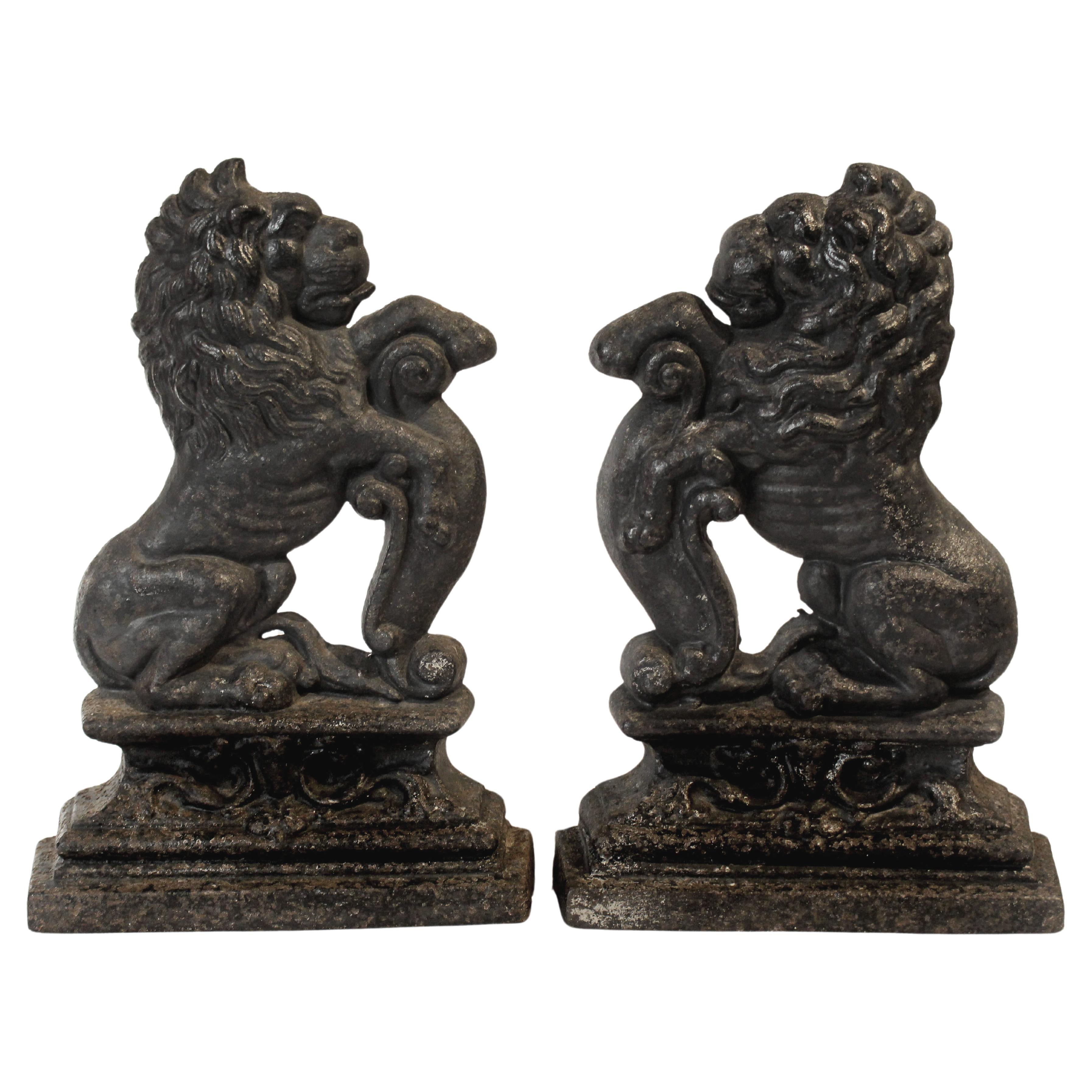Vers 1870 Paire de butoirs de porte Lion en fonte anglaise