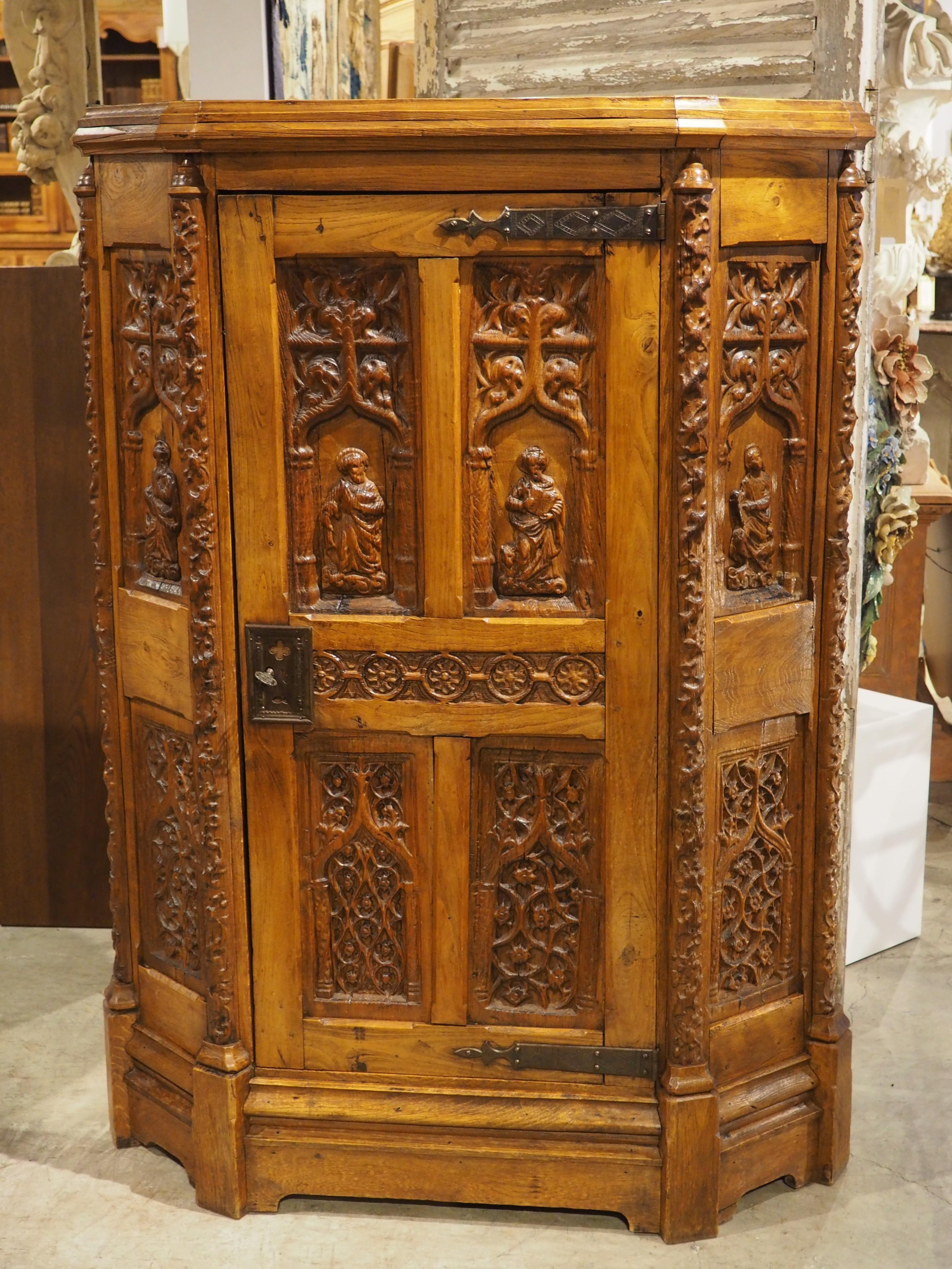 CIRCA 1870 Armadio in stile gotico francese riccamente intagliato in Oak Oak