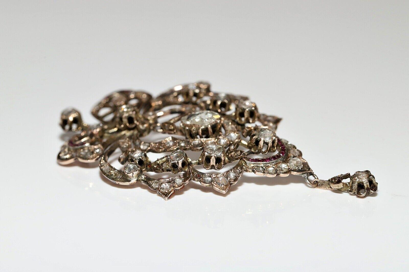 En très bon état.
Le poids total est de 13.8 grammes.
Le diamant est totalement taillé en rose et mesure environ 4 carat.
Le diamant est de couleur H-I-J-K-L-M-Brown et s1-s2-s3-Pique.
Totalement en rubis d'environ 0,40 carat.
N'hésitez pas à nous