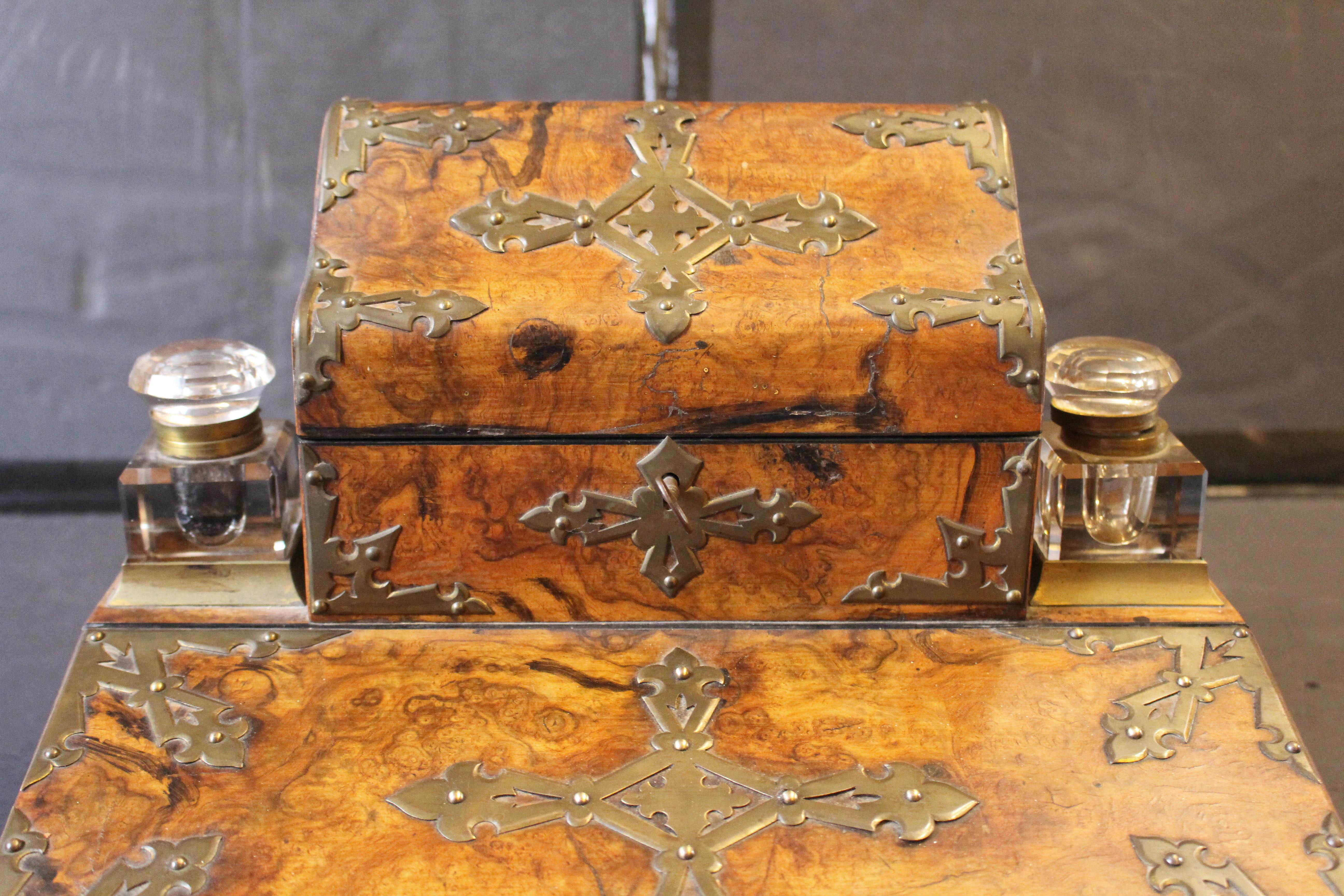 Neogotico Scatola da scrivania in stile gotico revival inglese del 1870 circa in vendita