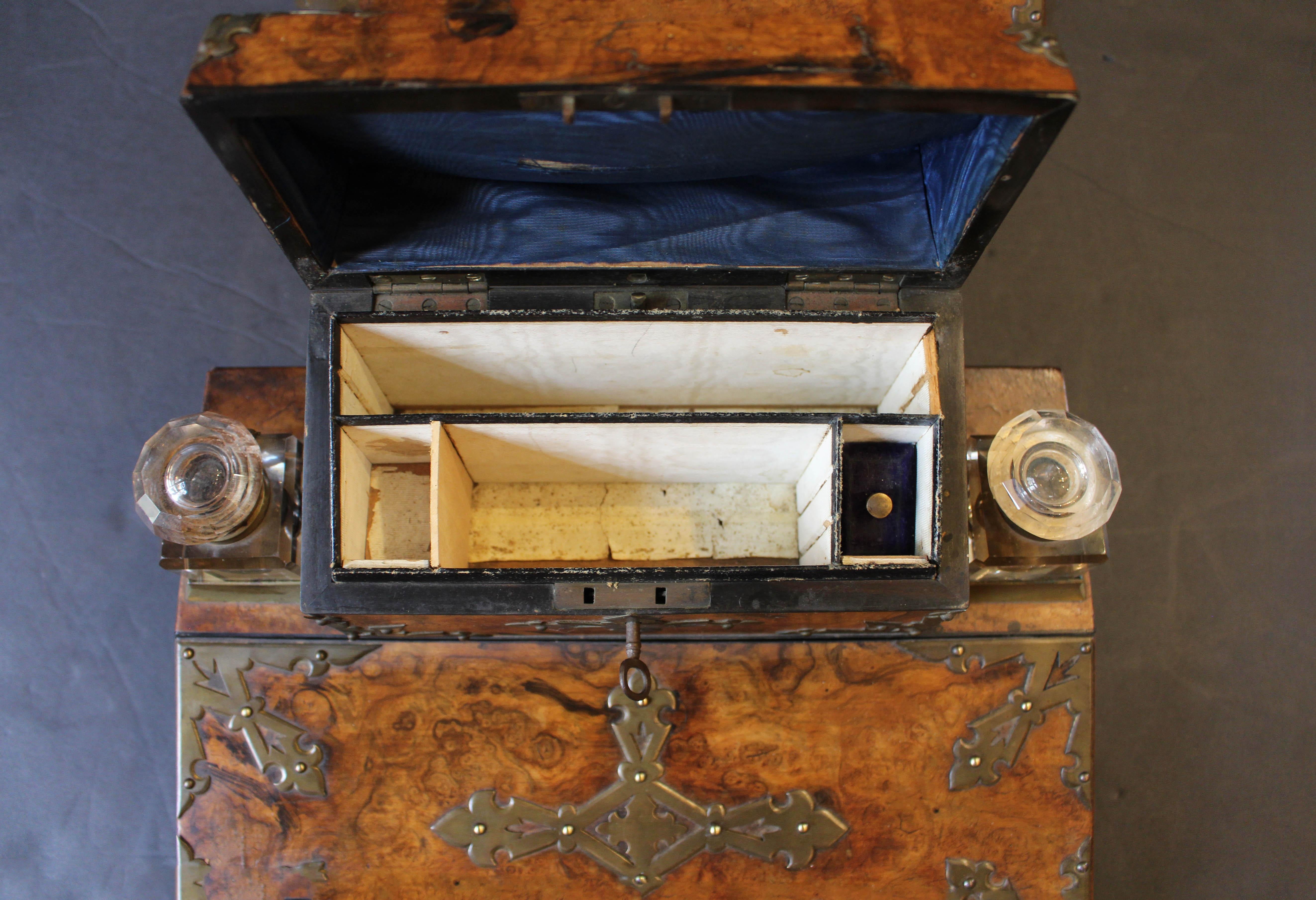 Scatola da scrivania in stile gotico revival inglese del 1870 circa In condizioni buone in vendita a Chapel Hill, NC