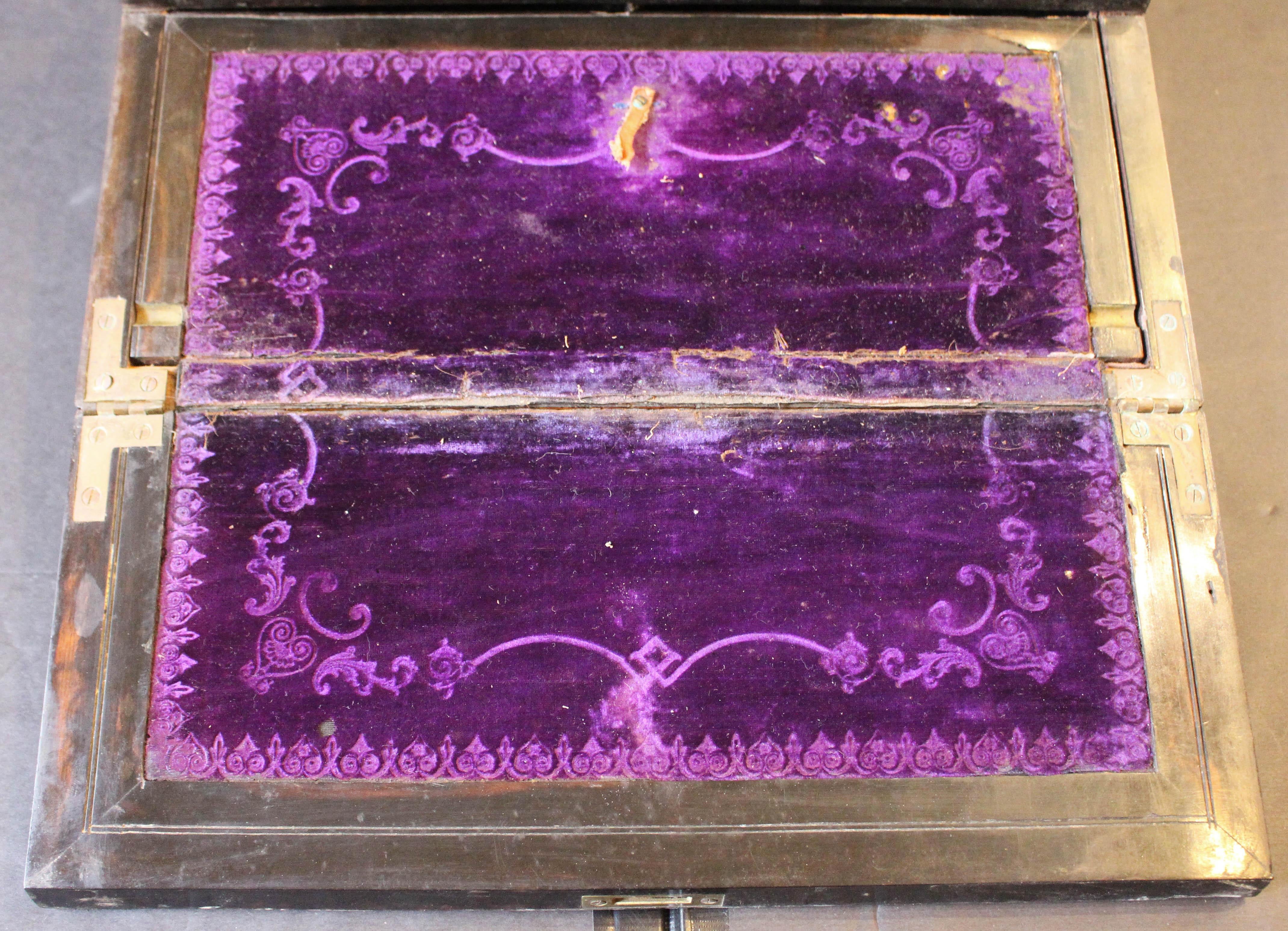 Ottone Scatola da scrivania in stile gotico revival inglese del 1870 circa in vendita