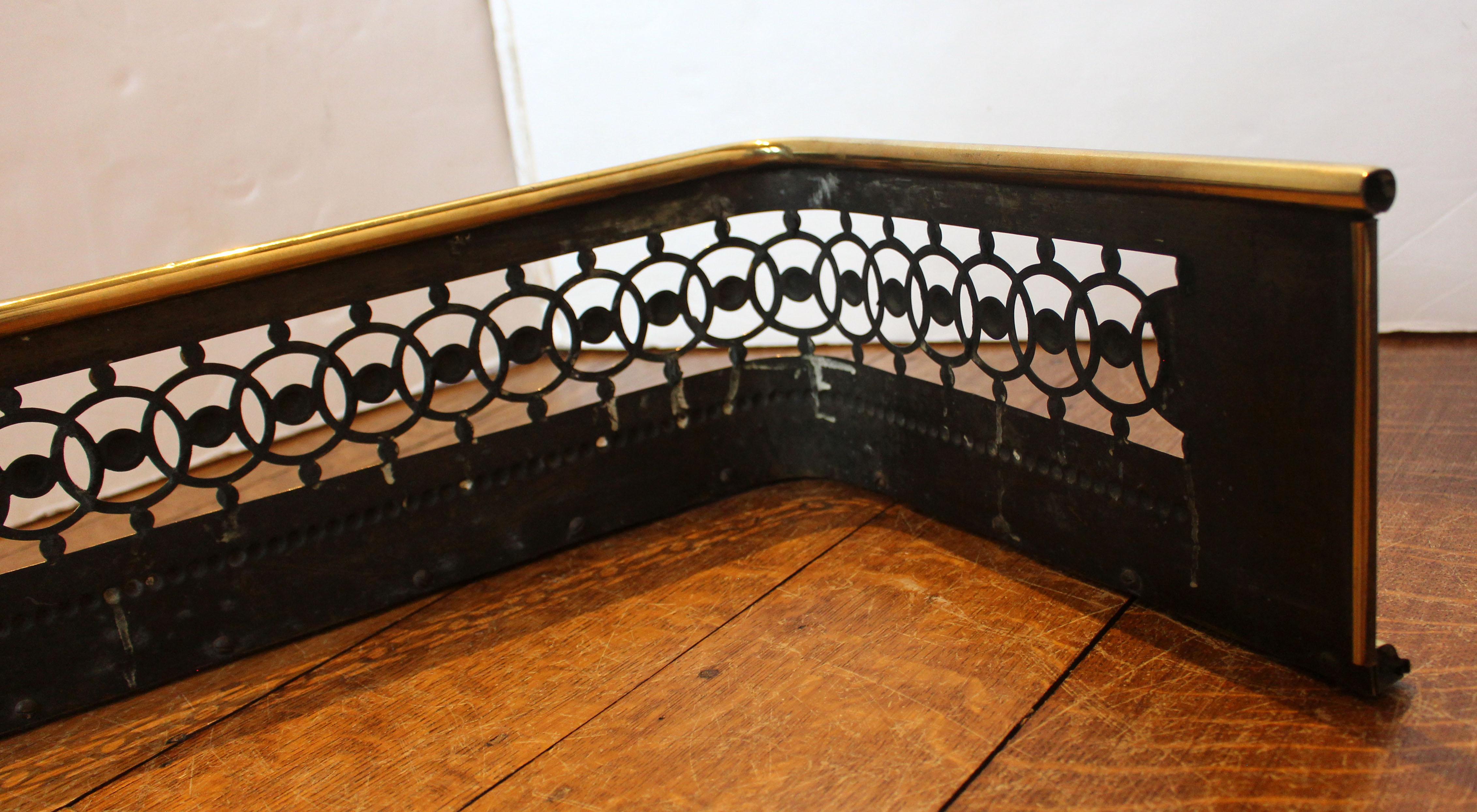 Circa 1870 Anglais Pierce Fireplace Fender en laiton Bon état - En vente à Chapel Hill, NC
