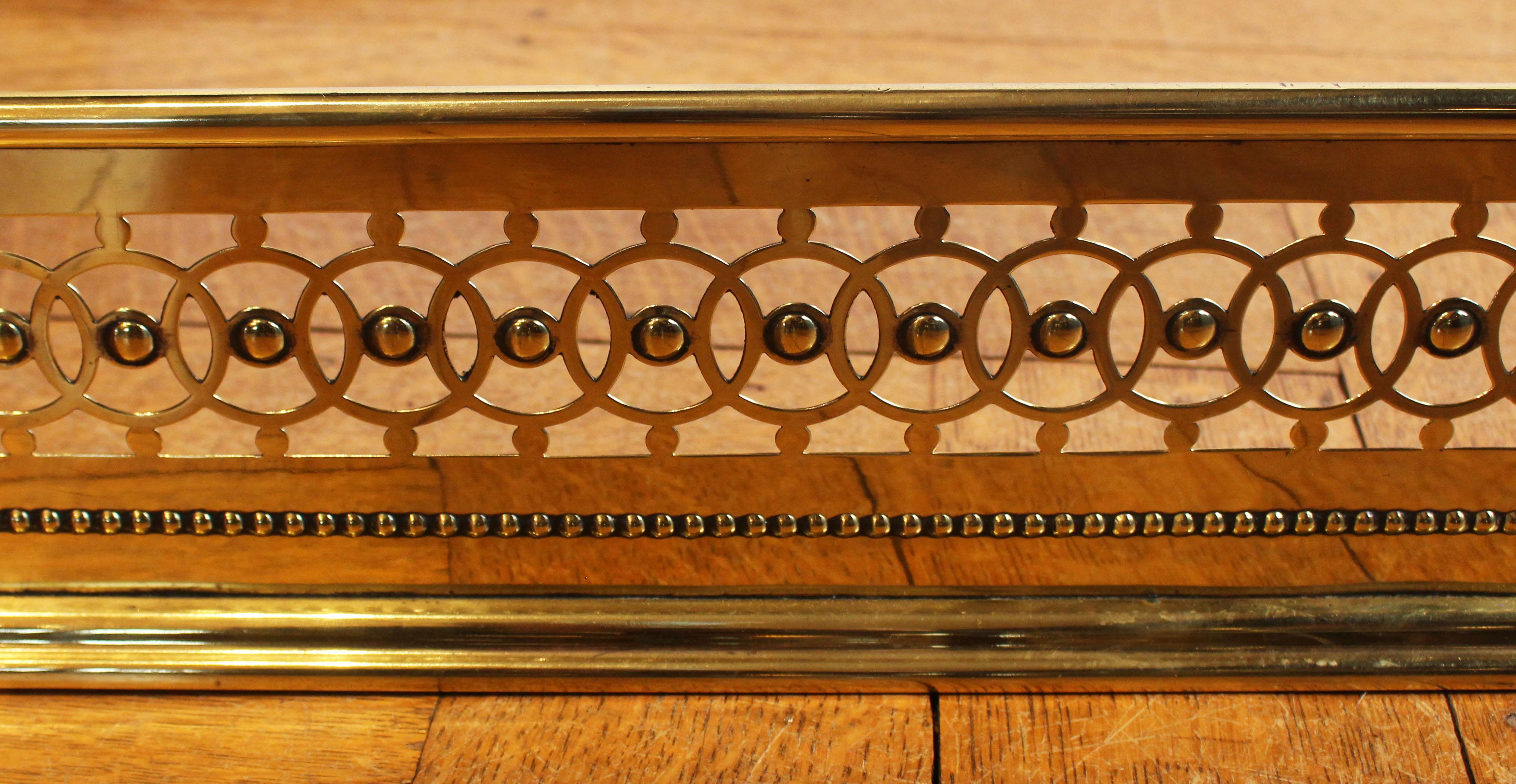 XIXe siècle Circa 1870 Anglais Pierce Fireplace Fender en laiton en vente