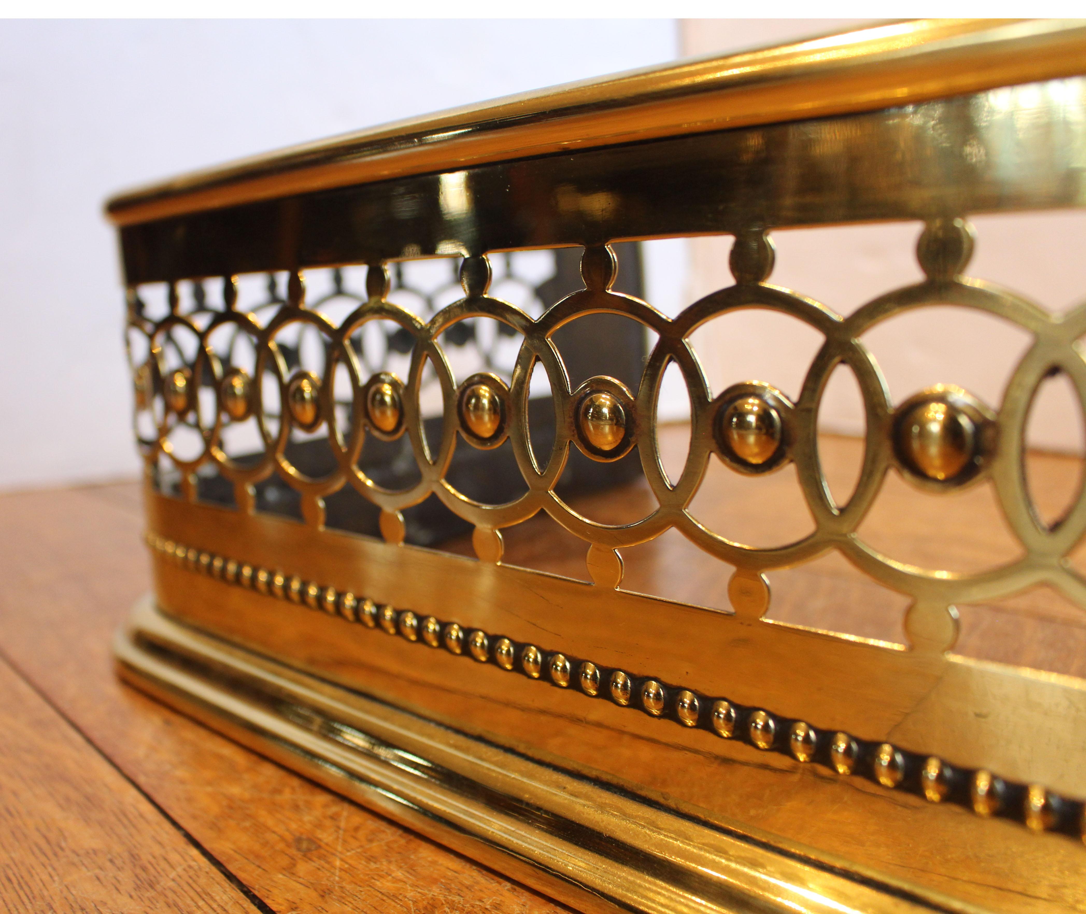 Laiton Circa 1870 Anglais Pierce Fireplace Fender en laiton en vente