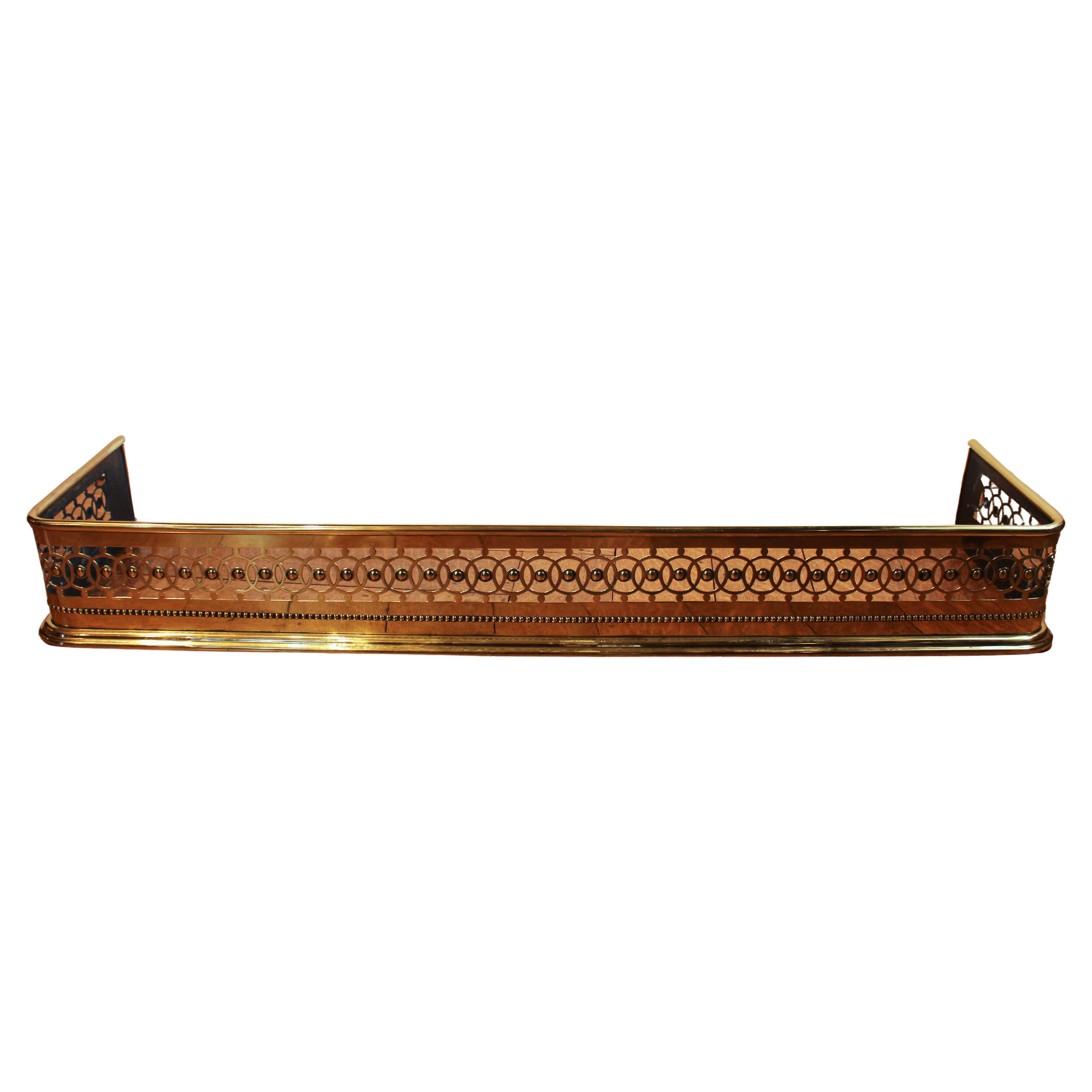 Circa 1870 Anglais Pierce Fireplace Fender en laiton