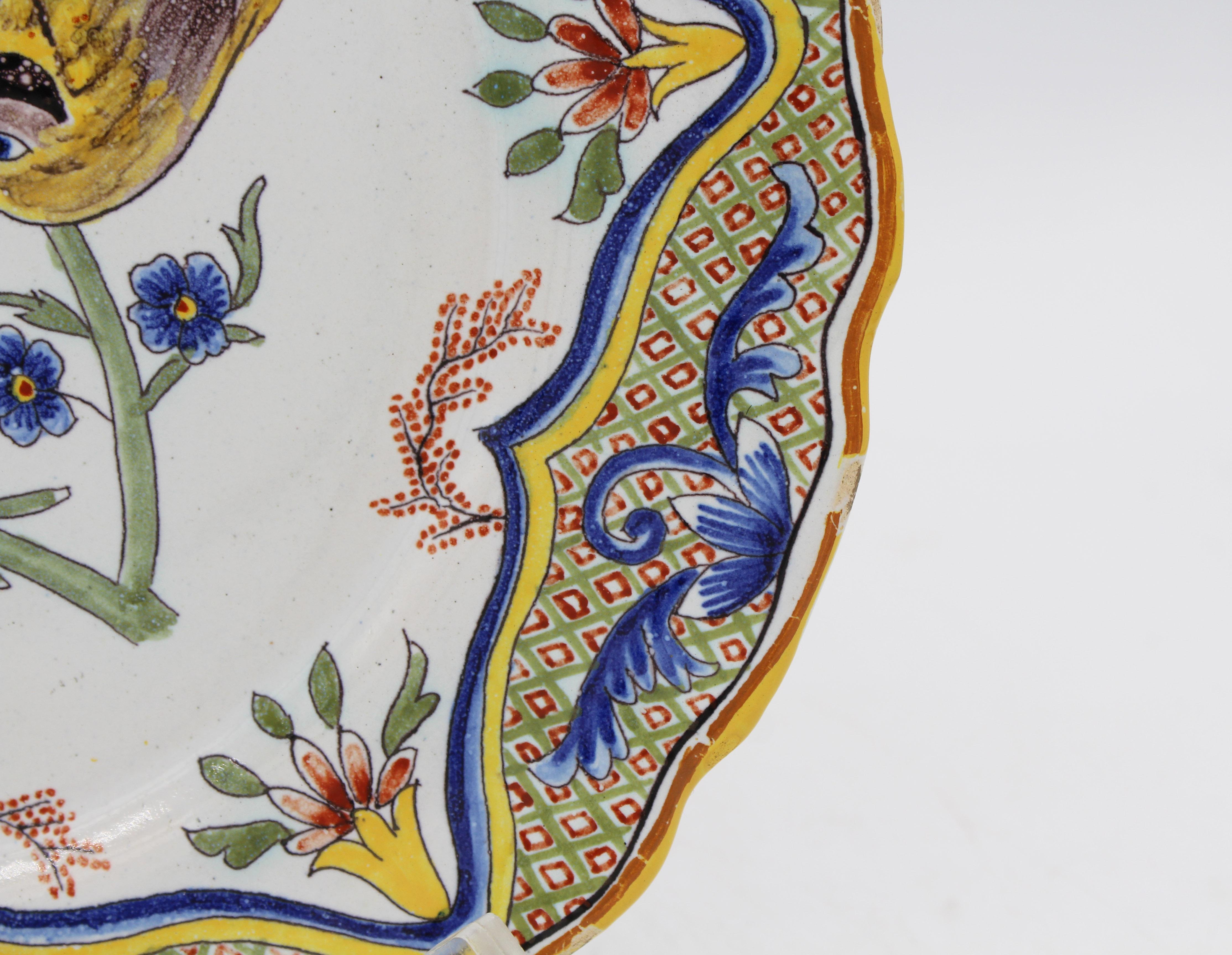 Français Assiette à bord festonné en faïence française des années 1870 en vente