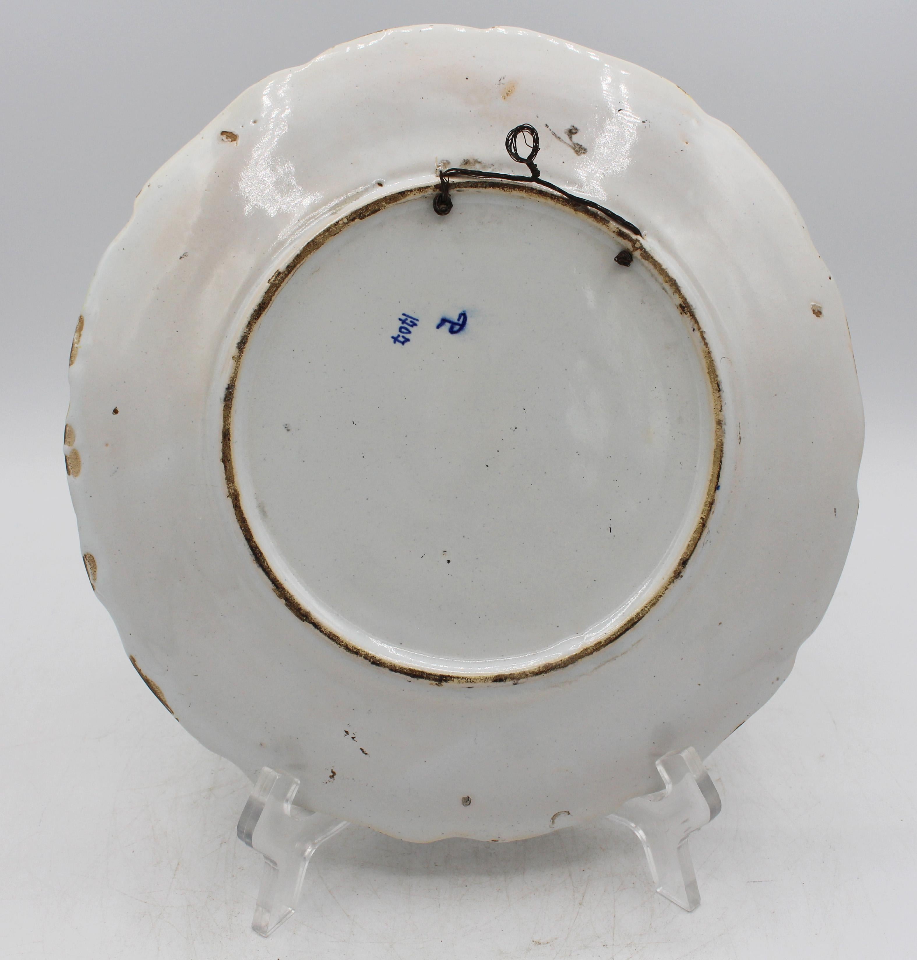 Fin du XIXe siècle Assiette à bord festonné en faïence française des années 1870 en vente