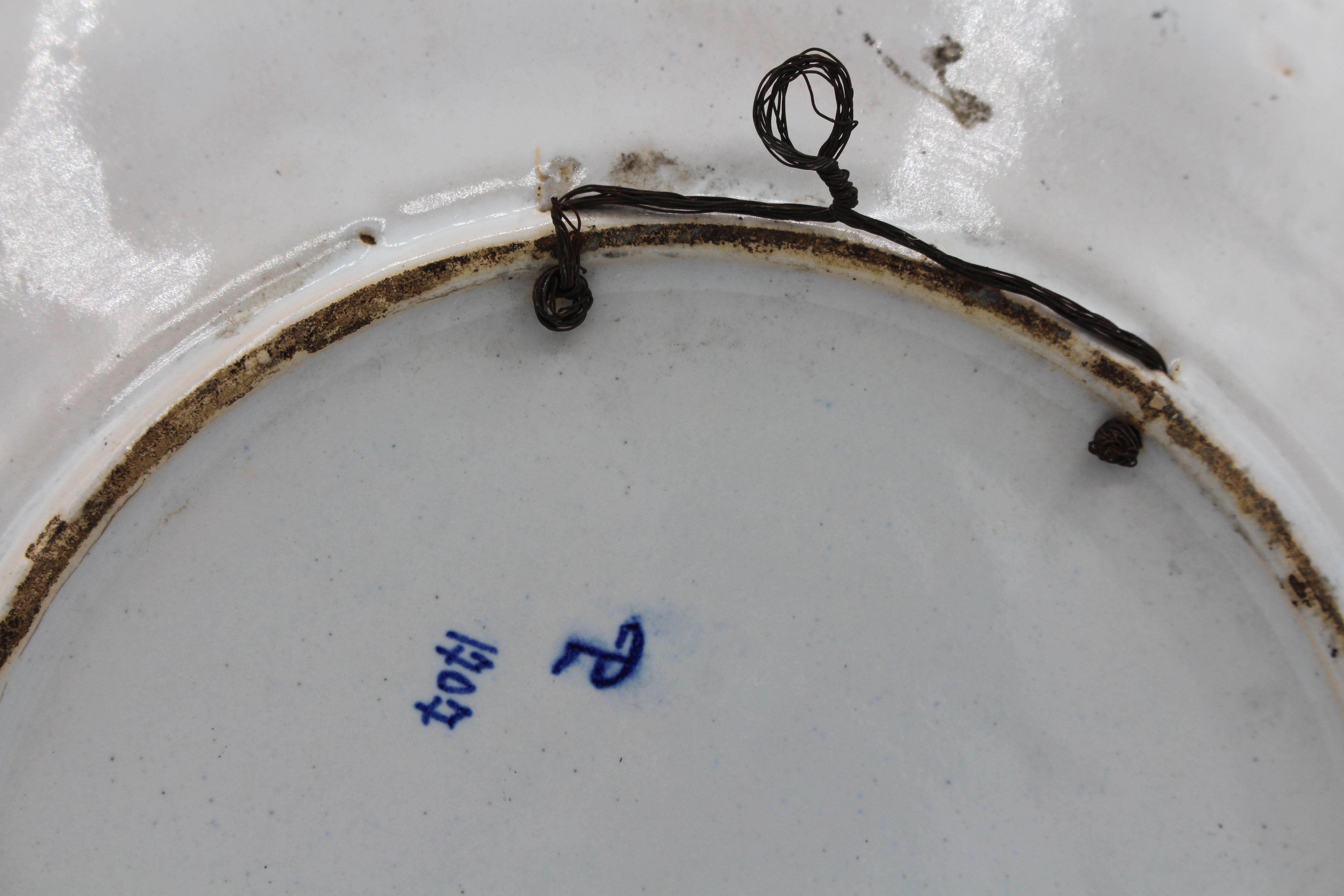 Faïence Assiette à bord festonné en faïence française des années 1870 en vente