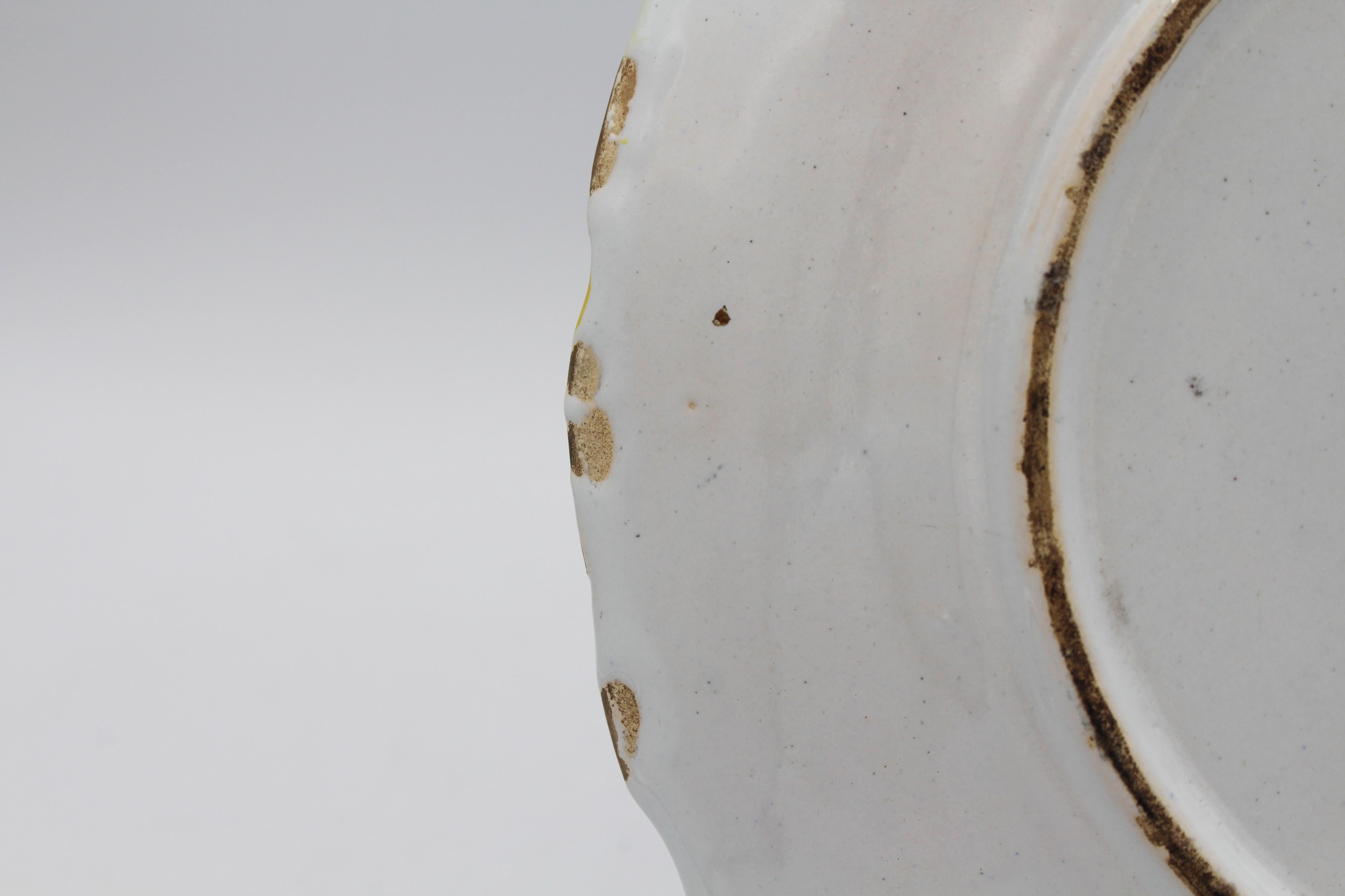 Assiette à bord festonné en faïence française des années 1870 en vente 1