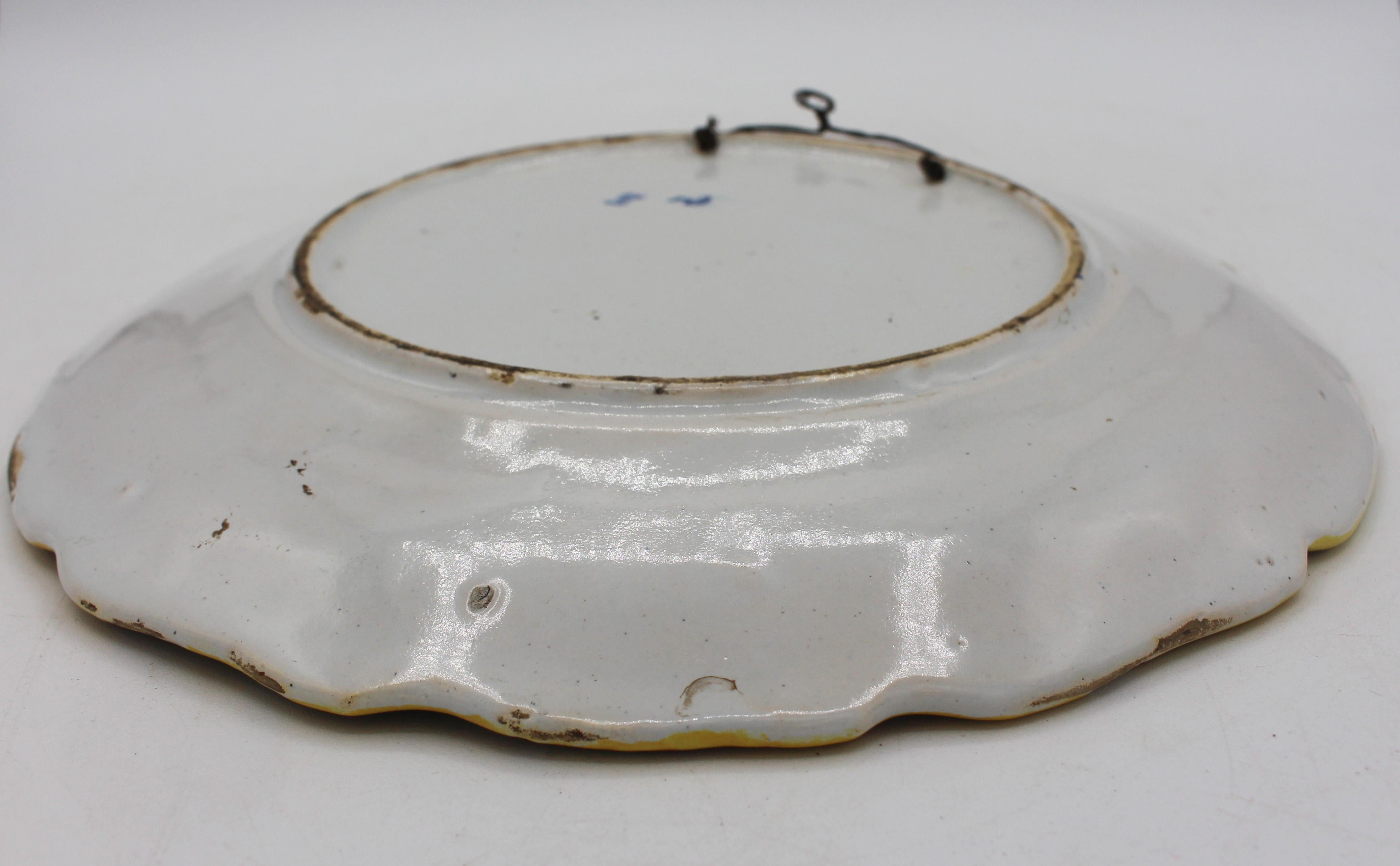 Assiette à bord festonné en faïence française des années 1870 en vente 2