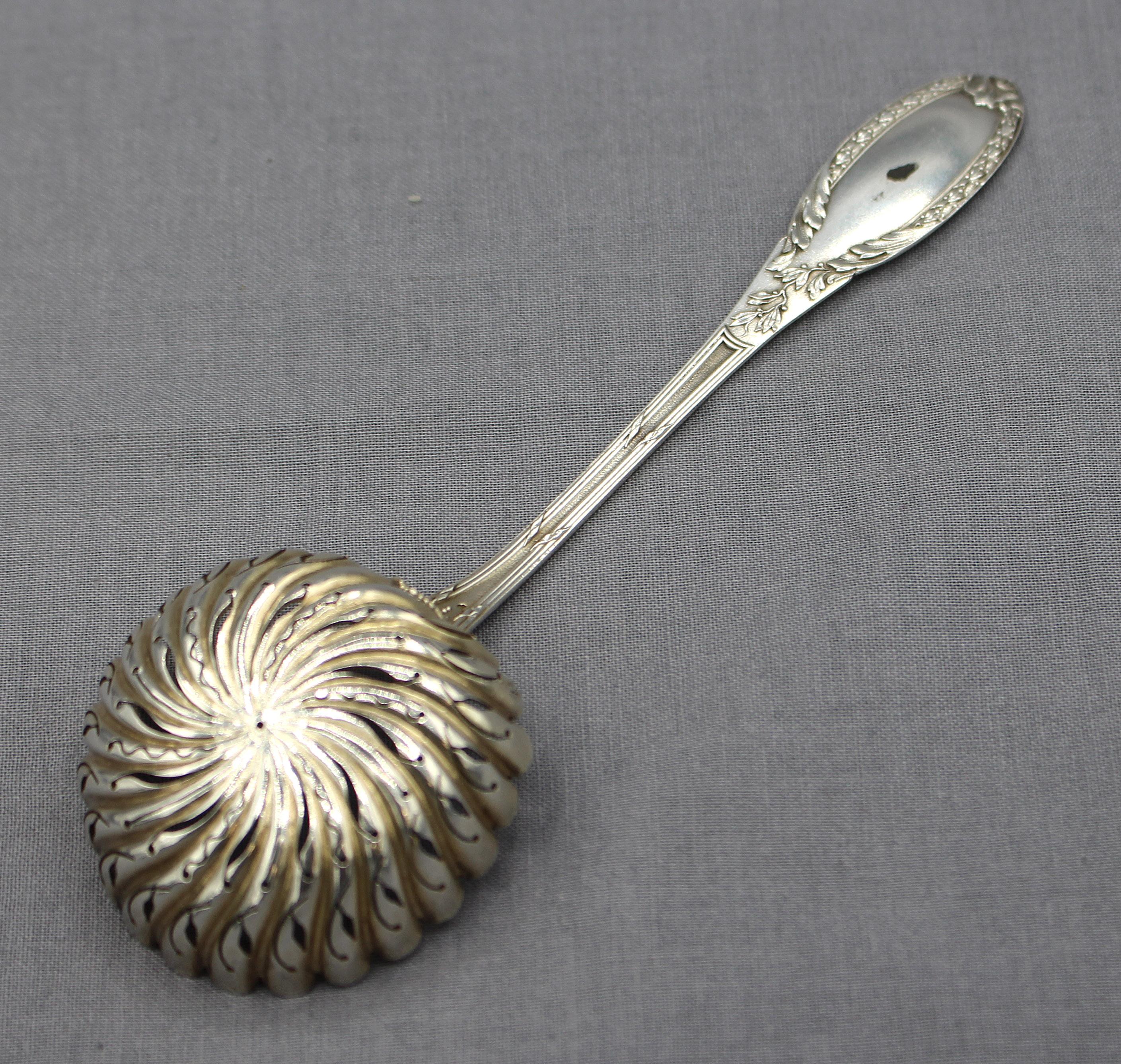 Cucchiaio da setaccio in argento del 1870 circa, francese. Motivo classico dell'alloro; interno a volute, traforato e dorato. Marcato con doppio colpo e illeggibile. Probabilmente il primo standard 950 - metallo molto morbido tipico dei livelli più
