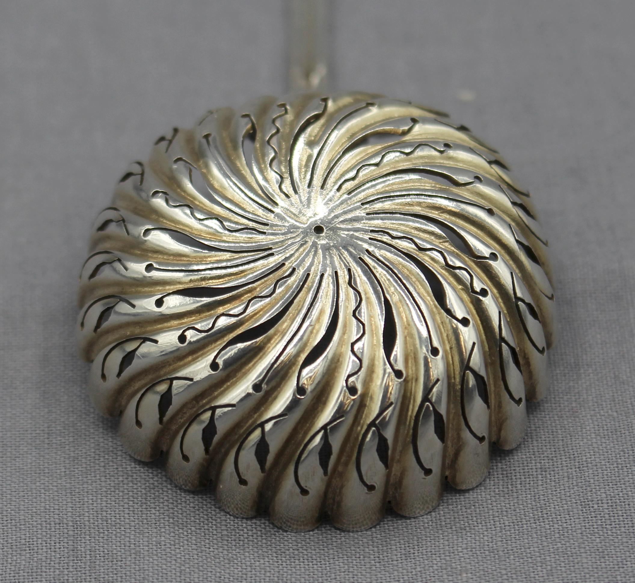 Dorato Cucchiaio mestolo da setaccio in argento francese del 1870 ca. in vendita