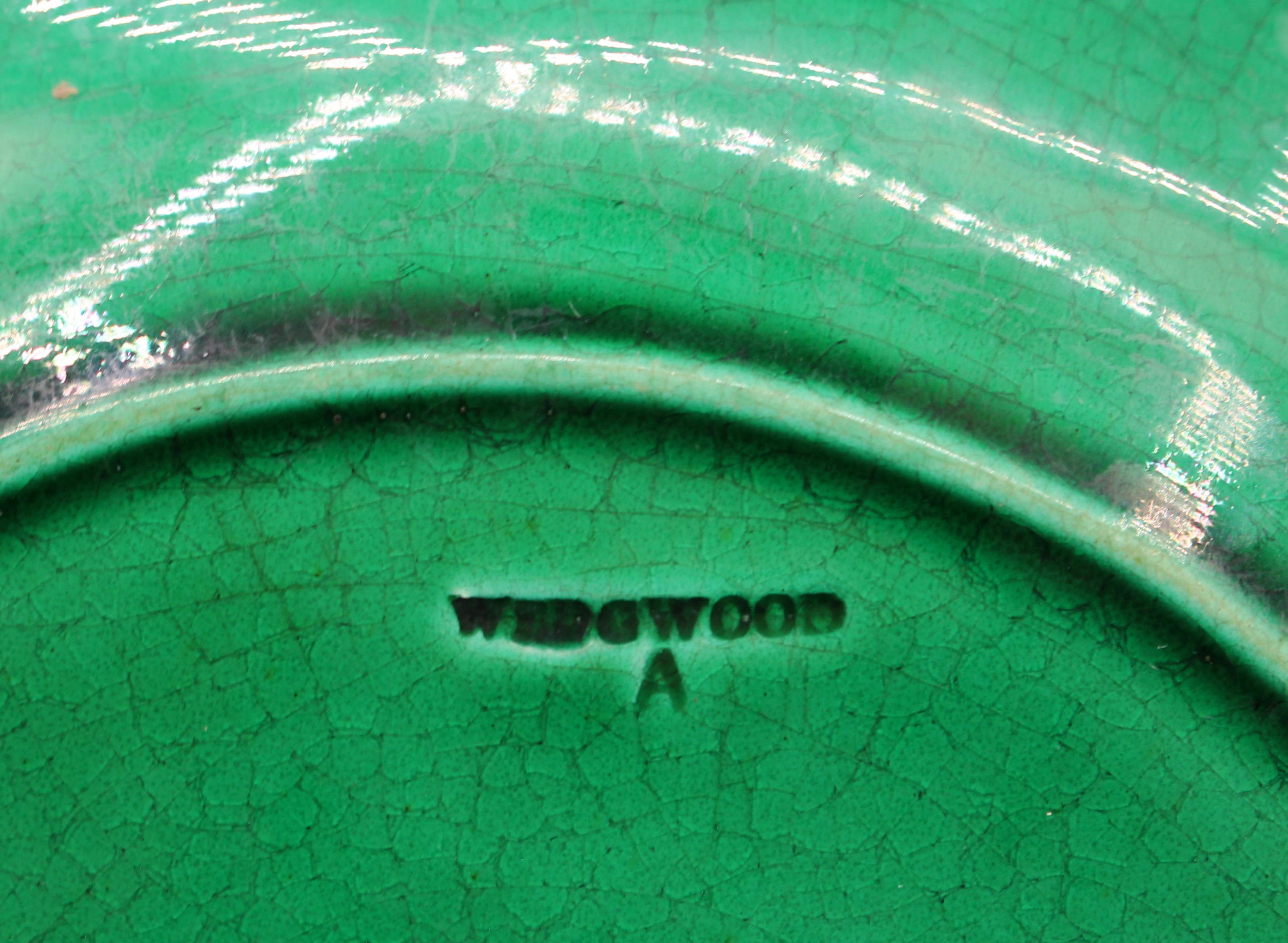 Circa 1870s Pair of Wedgwood Green Sunflower Plates In Good Condition In Chapel Hill, NC