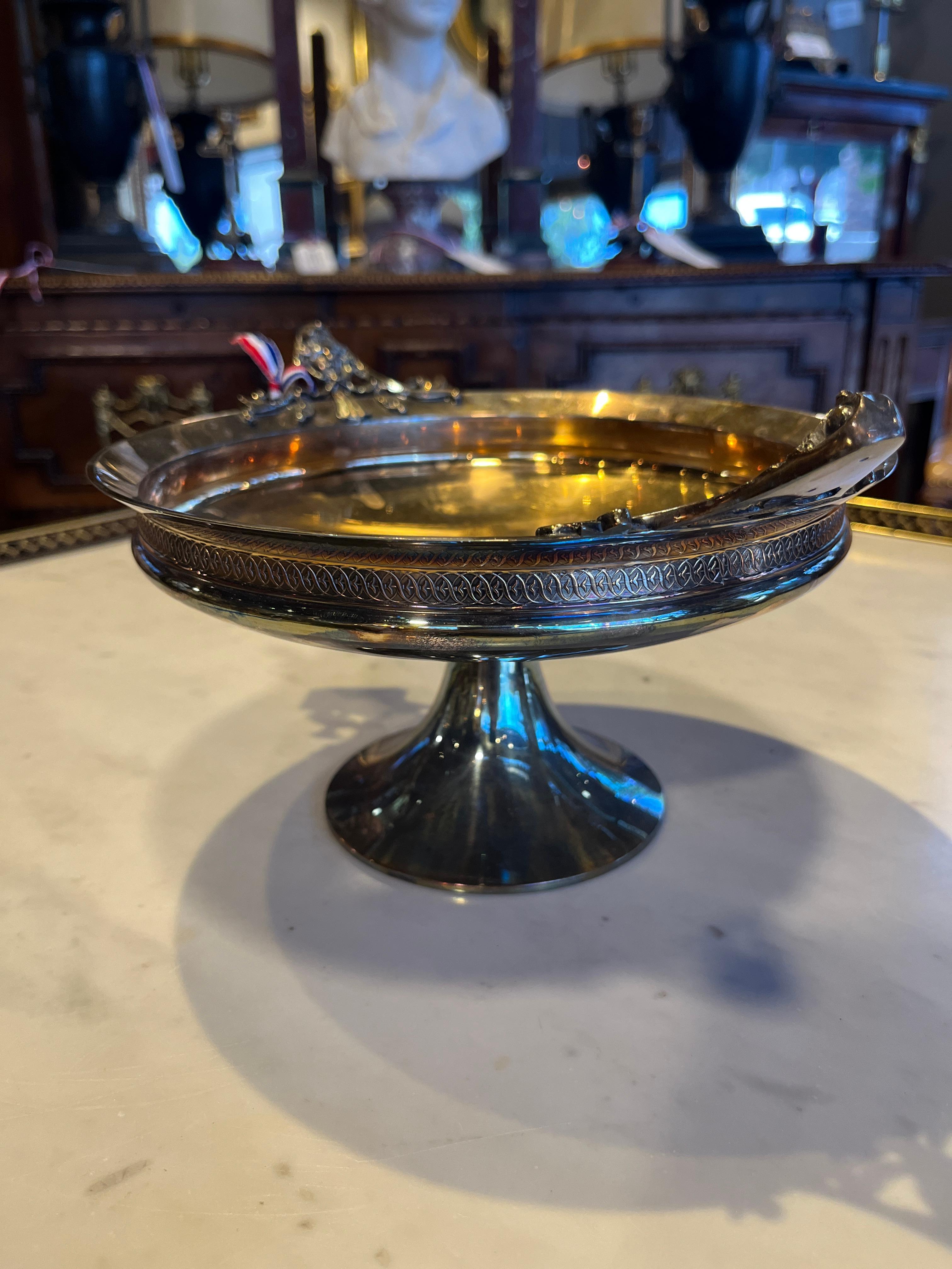 CIRCA - Pièce de centre en argent de Gorham, néo-grecque, vers 1871 
Pièce unique achetée en France. Usure appropriée à l'âge, voir les photos détaillées ou nous envoyer un message avec des questions. 