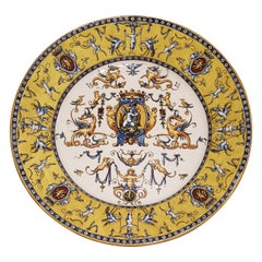 Plat de Gien de style Renaissance jaune de France:: vers 1875