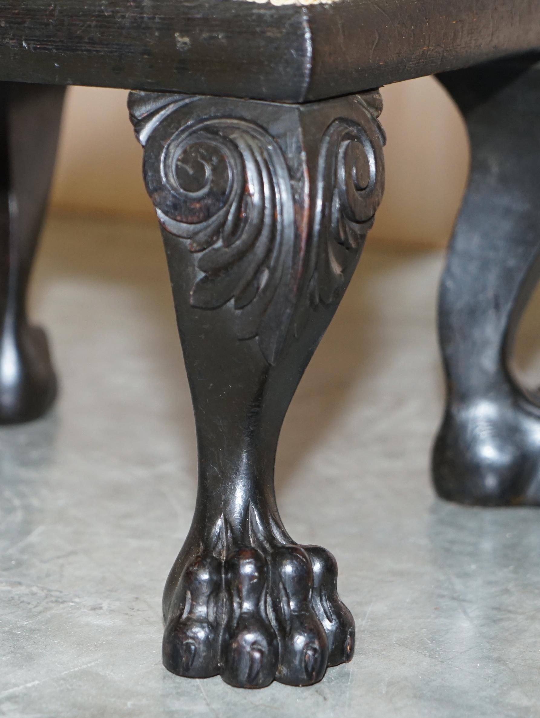 Antiker viktorianischer ebonisierter Löwen-Fußhocker mit Pfotenfüßen, um 1880-1900 (Englisch) im Angebot