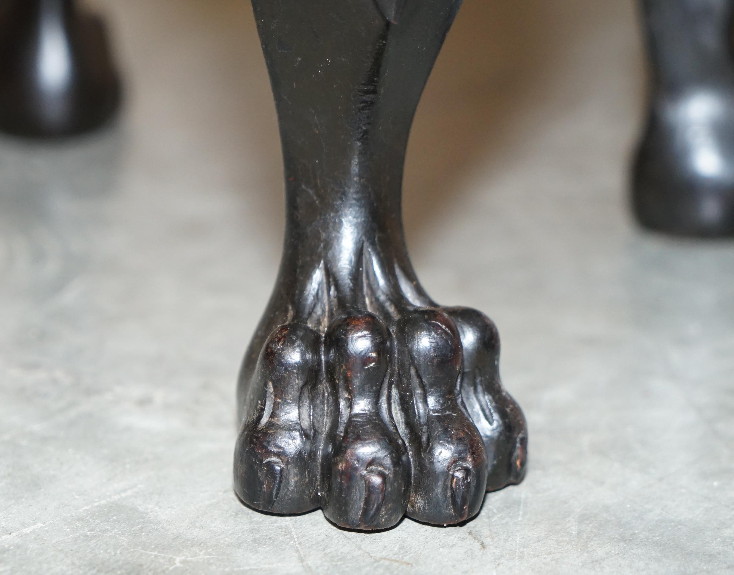Antiker viktorianischer ebonisierter Löwen-Fußhocker mit Pfotenfüßen, um 1880-1900 (Ebonisiert) im Angebot