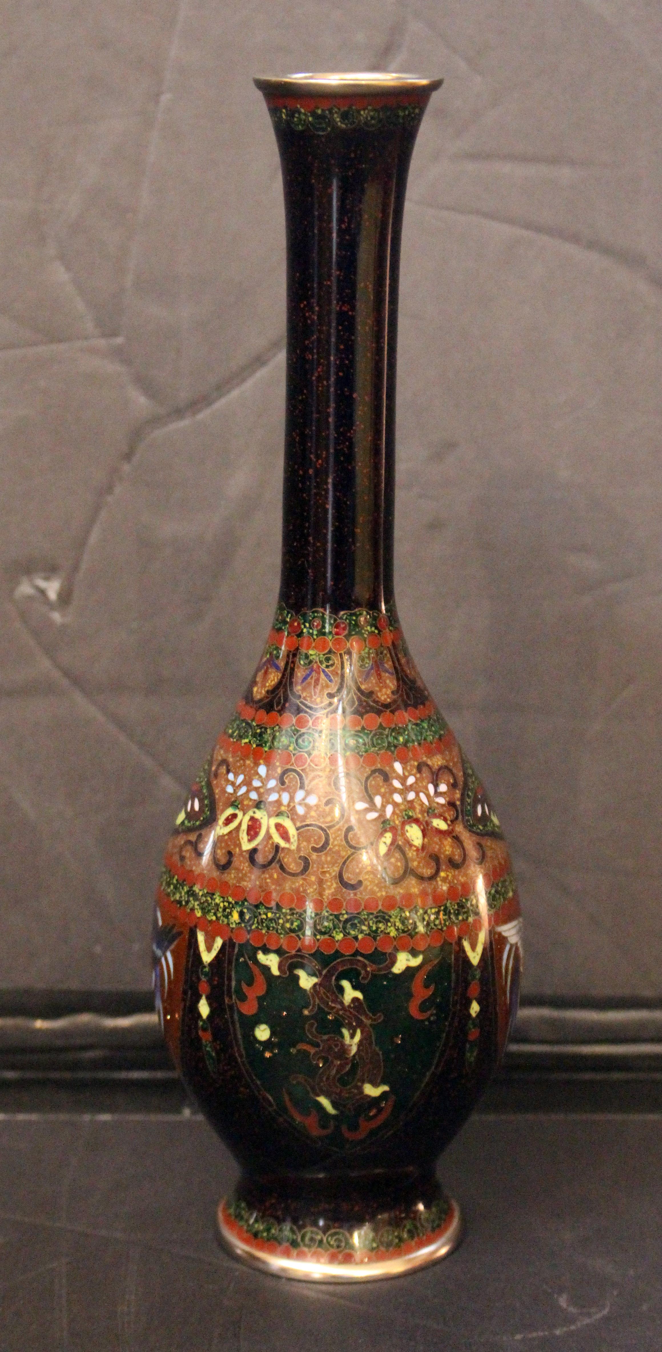 Vaso di cloisonne giapponese del 1880-1910 circa. Esempio fine ed elegante. Montato in argento e filo d'argento. Marcato sul bordo della base CLOISONNE. Base del lapet riserve di draghi e uccelli fenici. Spalla floreale. Terra nera. Scuola di