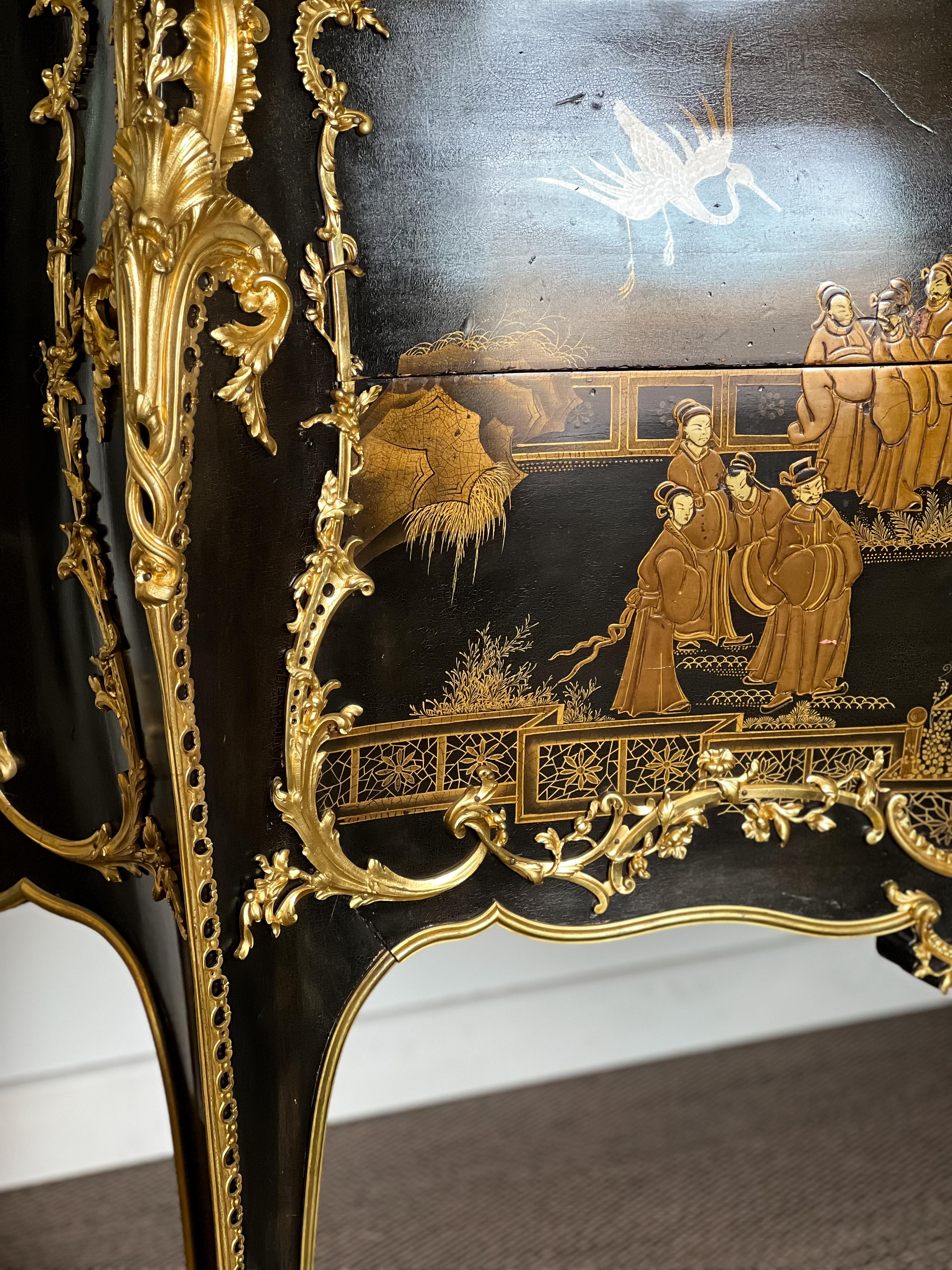 Circa 1880 A FRENCH ORMOLU-MOUNTED GILT AND BLACK LACQUER COMMODE For Sale 2