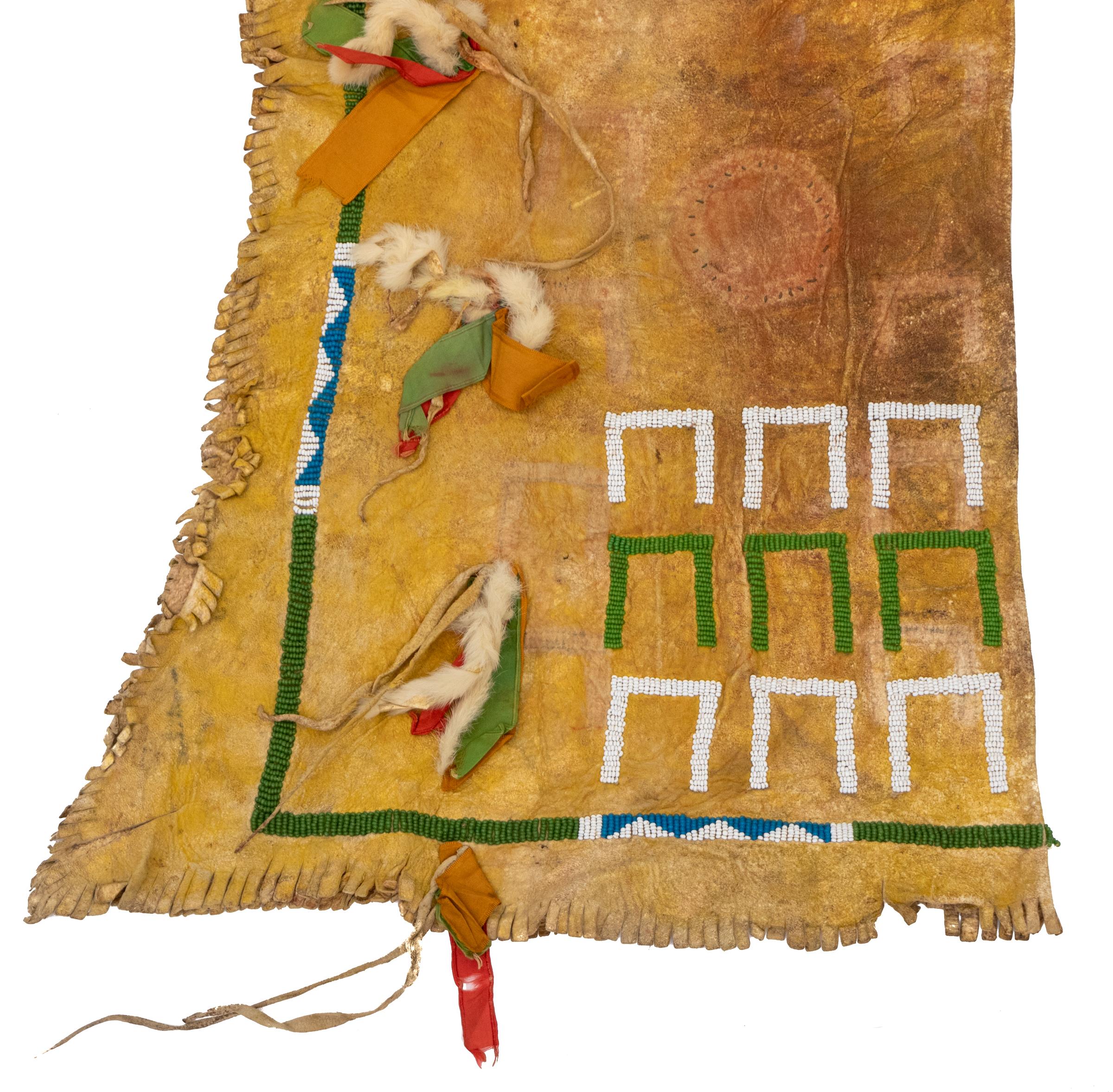 Este impresionante par de polainas antiguas con cuentas de la Sociedad Cheyenne del Tabaco de las Llanuras del siglo XIX, de la década de 1880, muestra el arte y la importancia cultural de la artesanía de los nativos americanos. Confeccionadas con