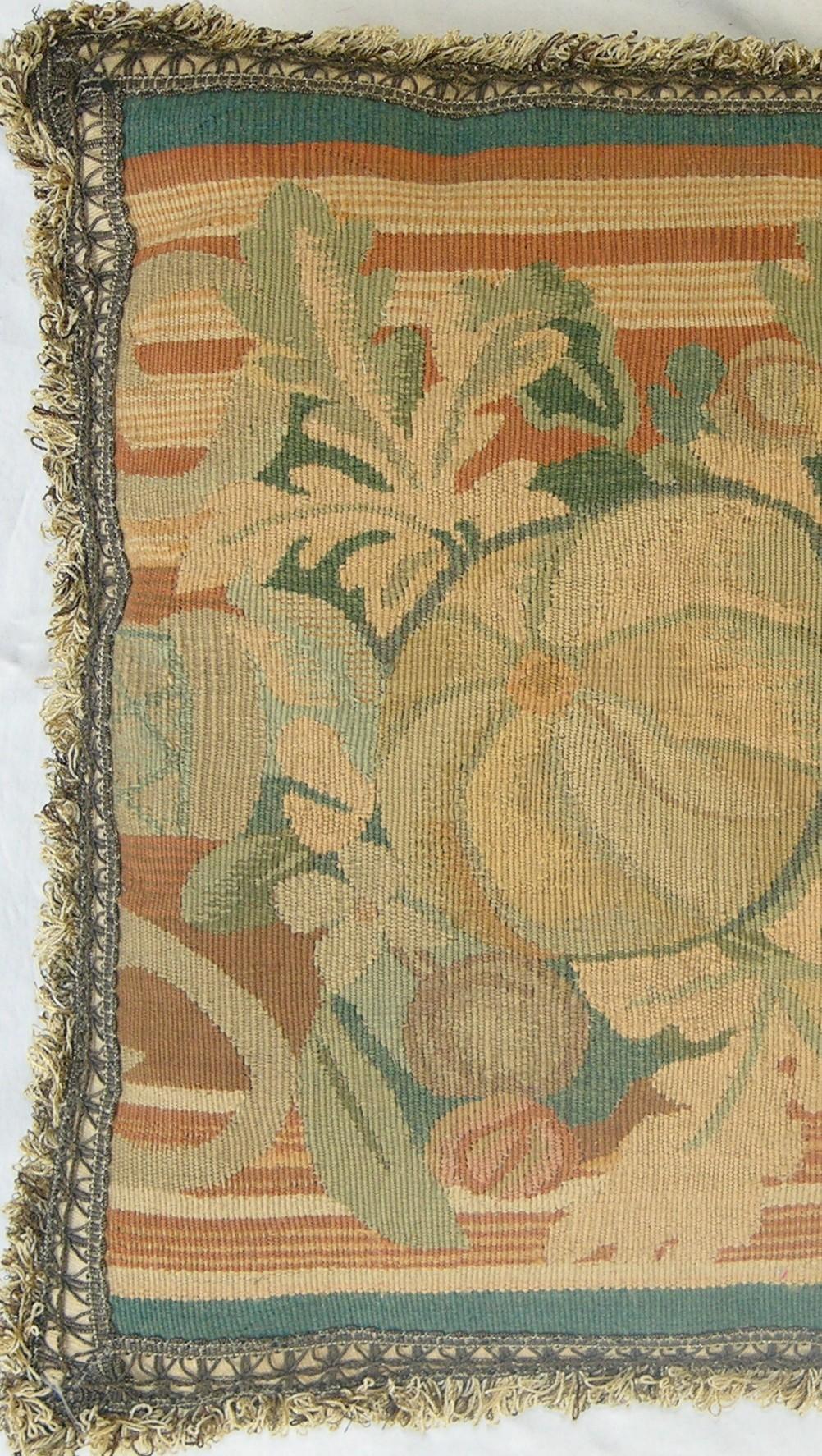 Empire Coussin ancien en tapisserie française d'Aubusson datant d'environ 1880 en vente