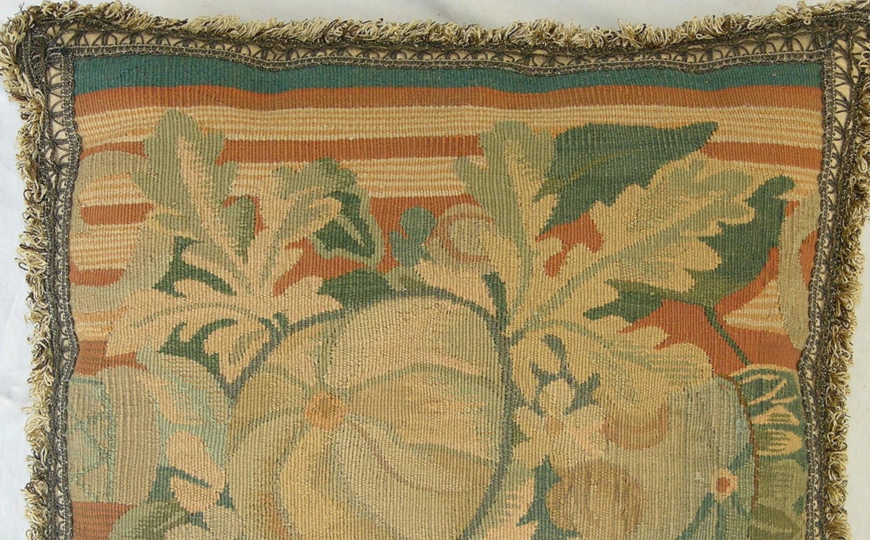 Français Coussin ancien en tapisserie française d'Aubusson datant d'environ 1880 en vente