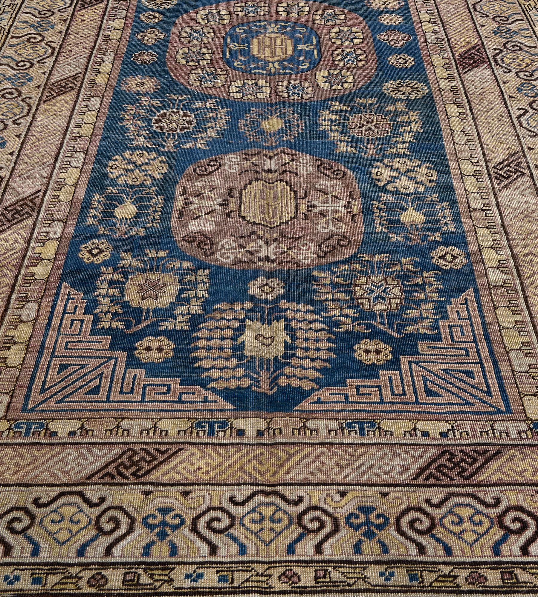 Antiker authentischer Khotan-Blauer Teppich aus Wolle, um 1880 (Ostturkestanisch) im Angebot