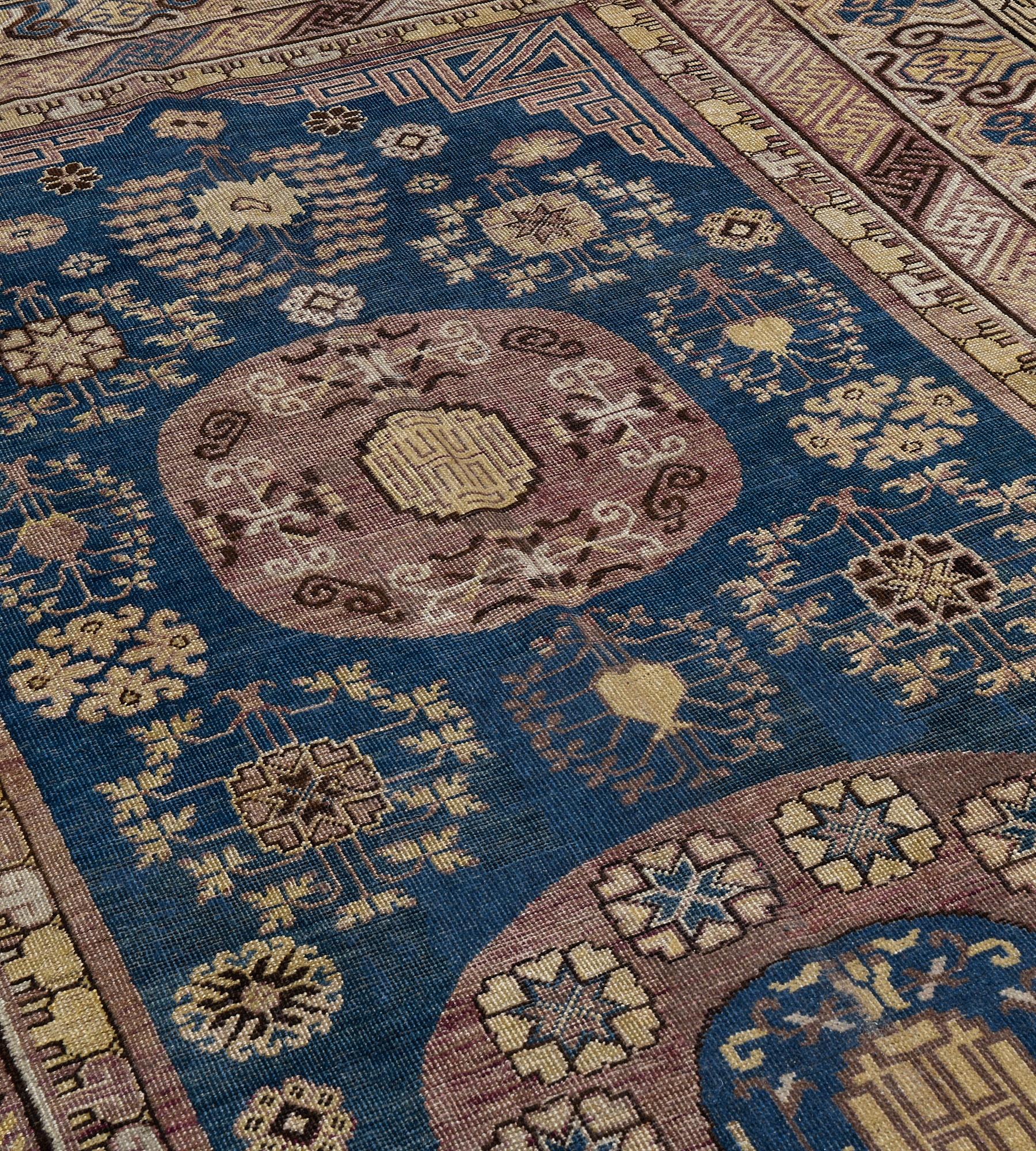 Antiker authentischer Khotan-Blauer Teppich aus Wolle, um 1880 im Angebot 1