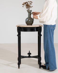 Console Napoléon III en bois noir datant d'environ 1880, avec plateau en marbre