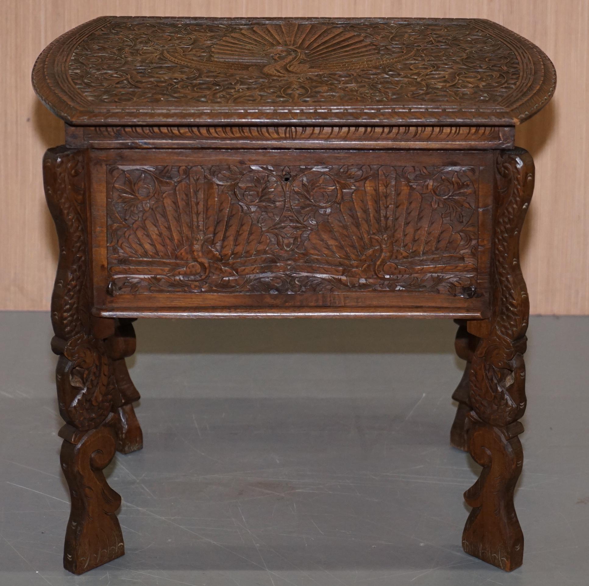 Nous sommes ravis d'offrir à la vente cette table d'appoint ou petit coffre à couture d'origine birmane, sculptée à la main vers 1880, avec un joli motif de paon

Une très belle pièce de mobilier d'art orné, ceux-ci ont été fabriqués comme des