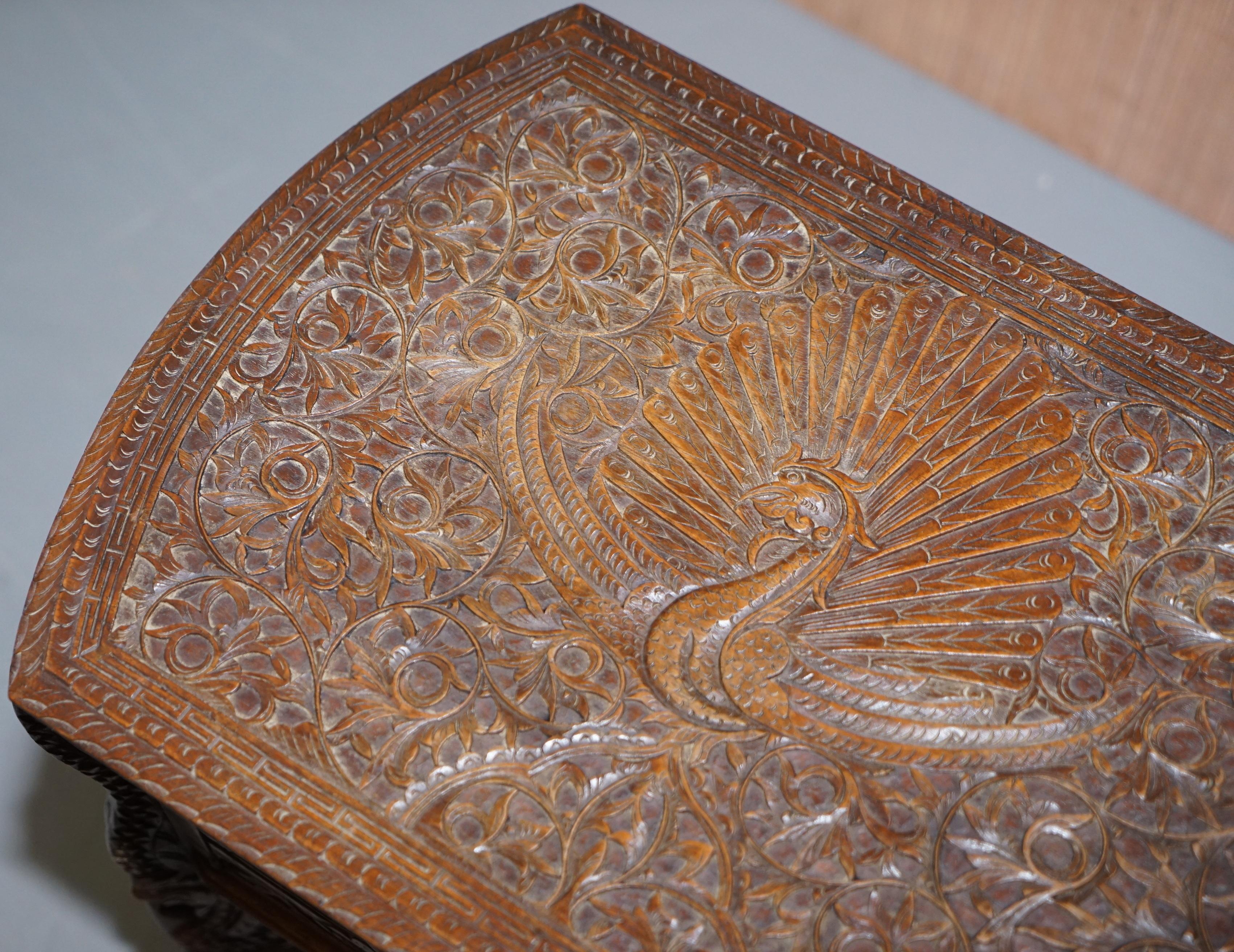 Birman Table de couture birmane sculptée à la main avec un paon:: armoire:: coffre:: dessus ouvert:: vers 1880 en vente