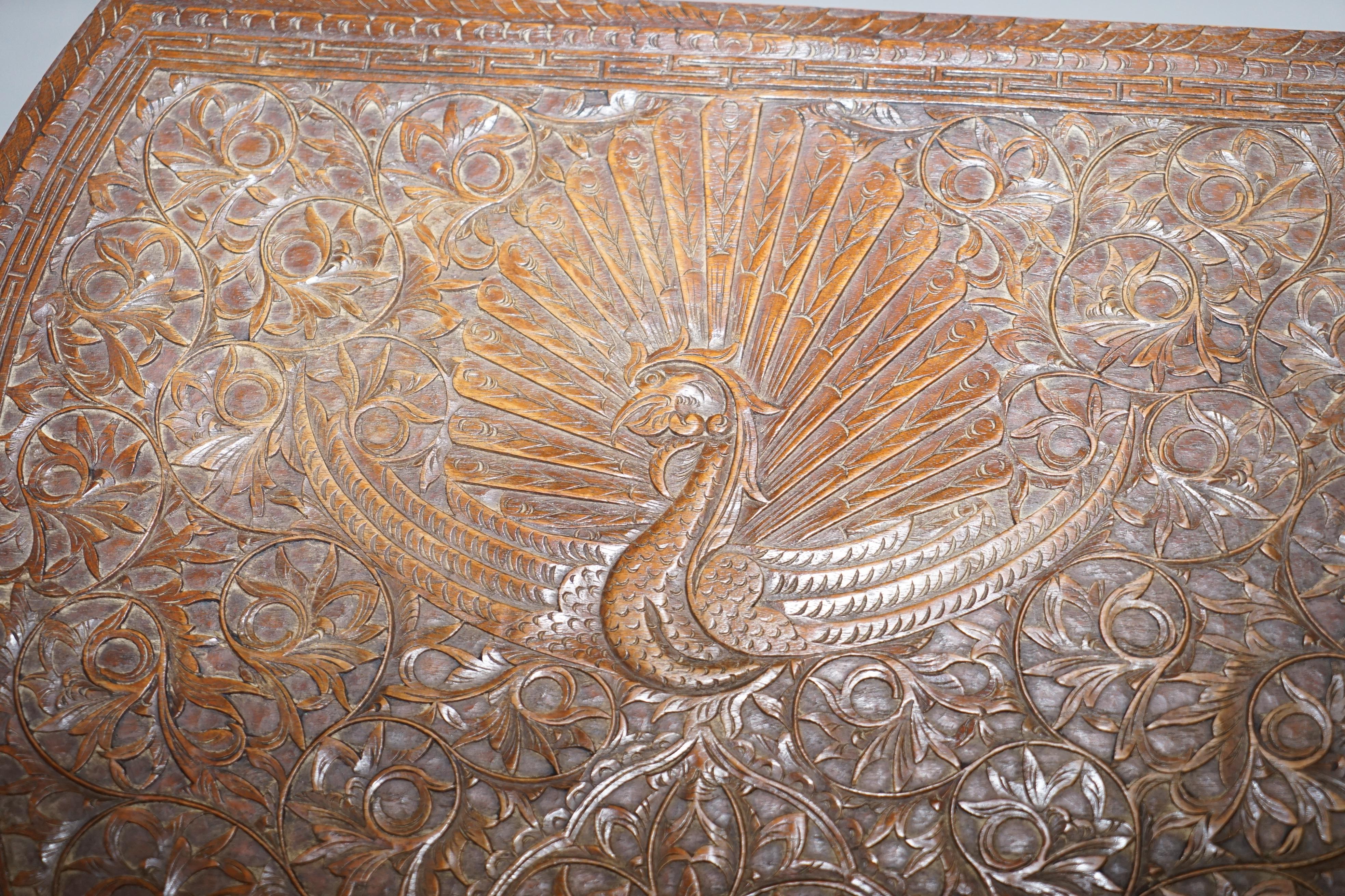 Sculpté à la main Table de couture birmane sculptée à la main avec un paon:: armoire:: coffre:: dessus ouvert:: vers 1880 en vente