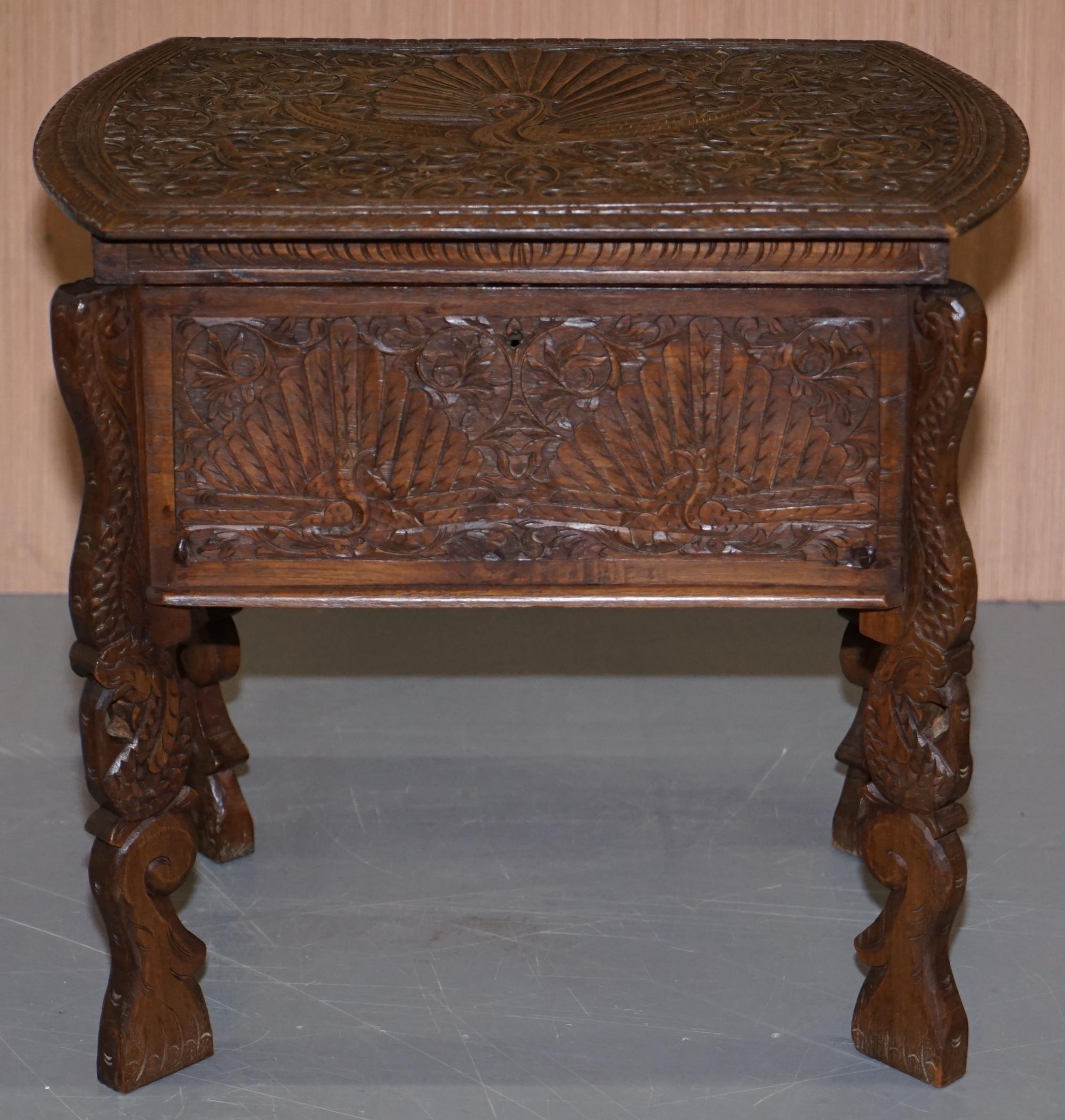 Fin du XIXe siècle Table de couture birmane sculptée à la main avec un paon:: armoire:: coffre:: dessus ouvert:: vers 1880 en vente