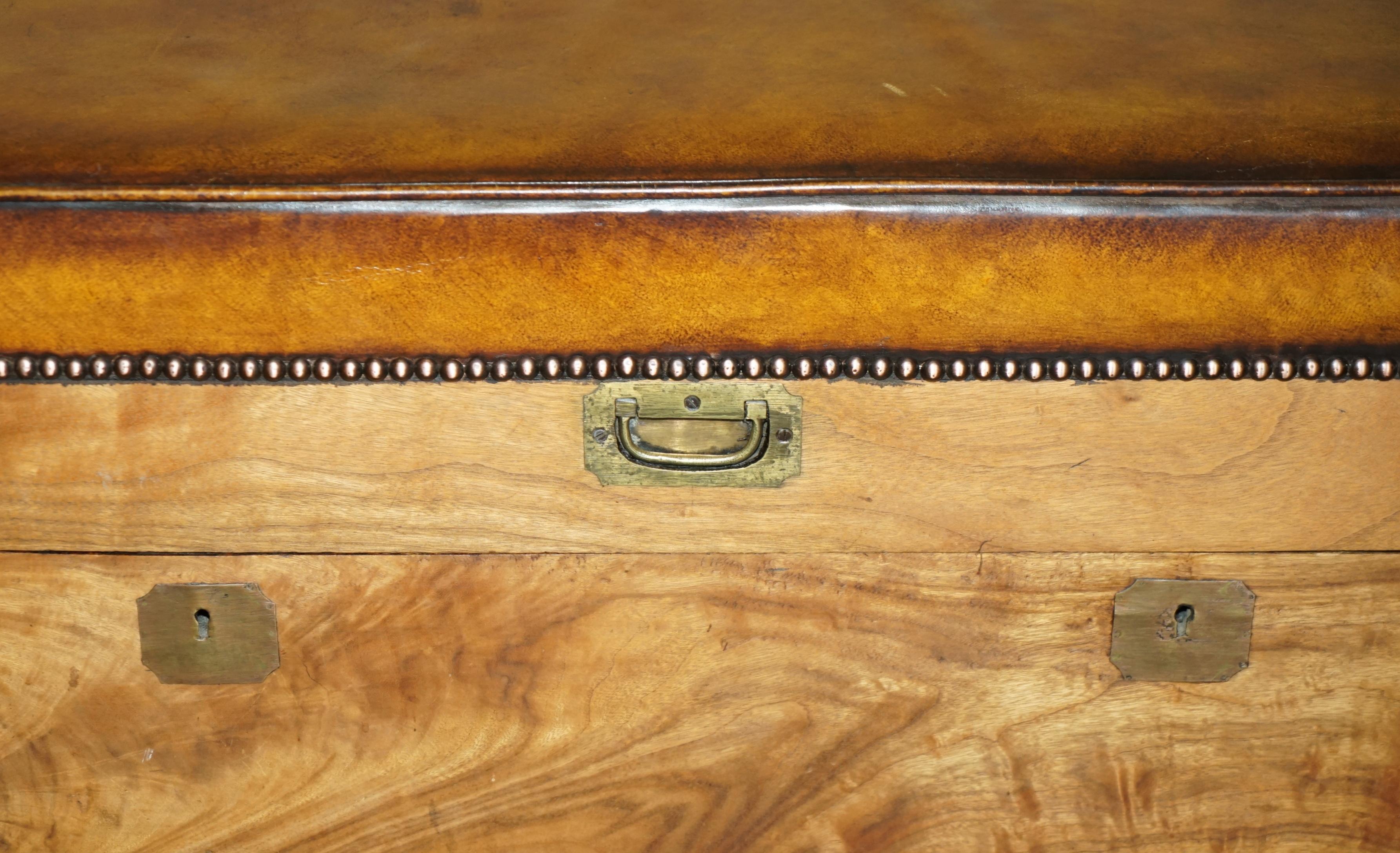 CiRCA 1880 BANCO DI STOCCAGGIO IN LEGNO CAMPHOR E PELLE MARRONE in vendita 2