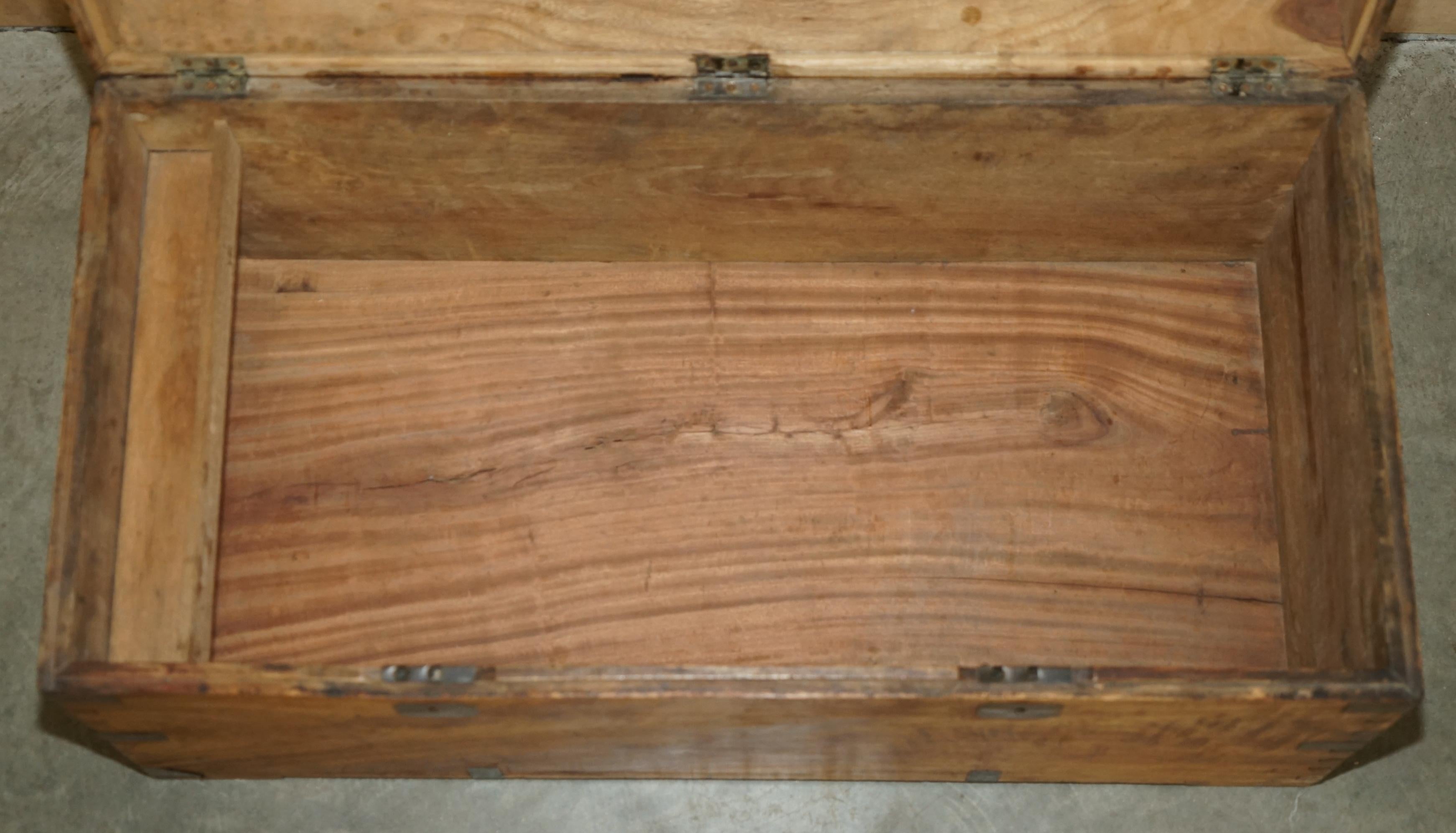 CiRCA 1880 BANCO DI STOCCAGGIO IN LEGNO CAMPHOR E PELLE MARRONE in vendita 11
