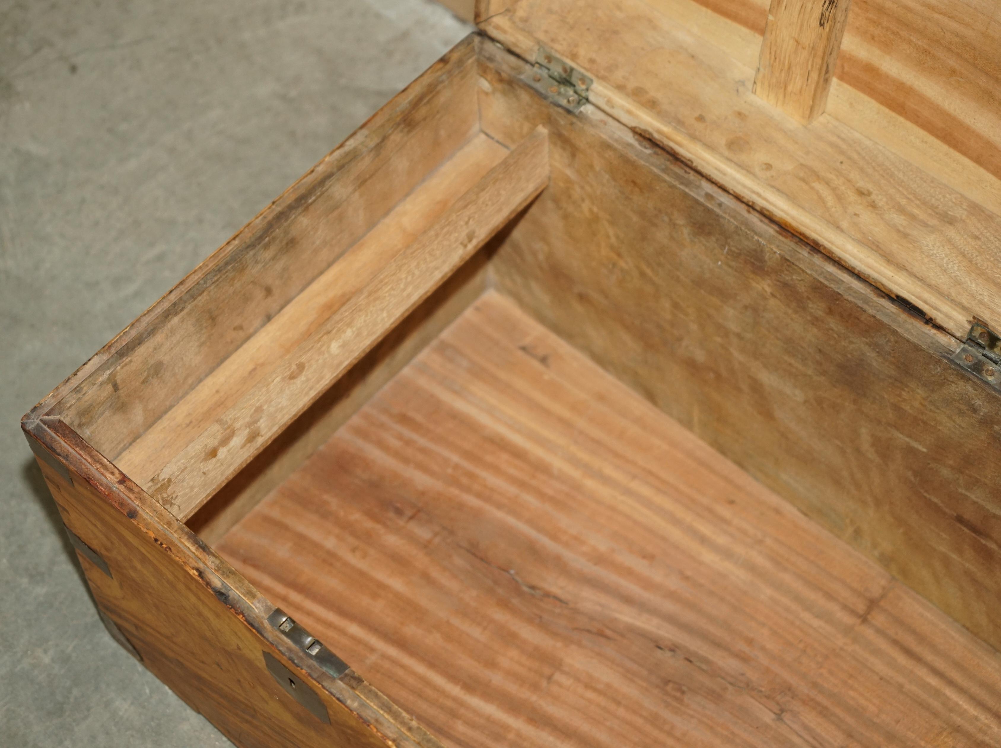 CiRCA 1880 BANCO DI STOCCAGGIO IN LEGNO CAMPHOR E PELLE MARRONE in vendita 12