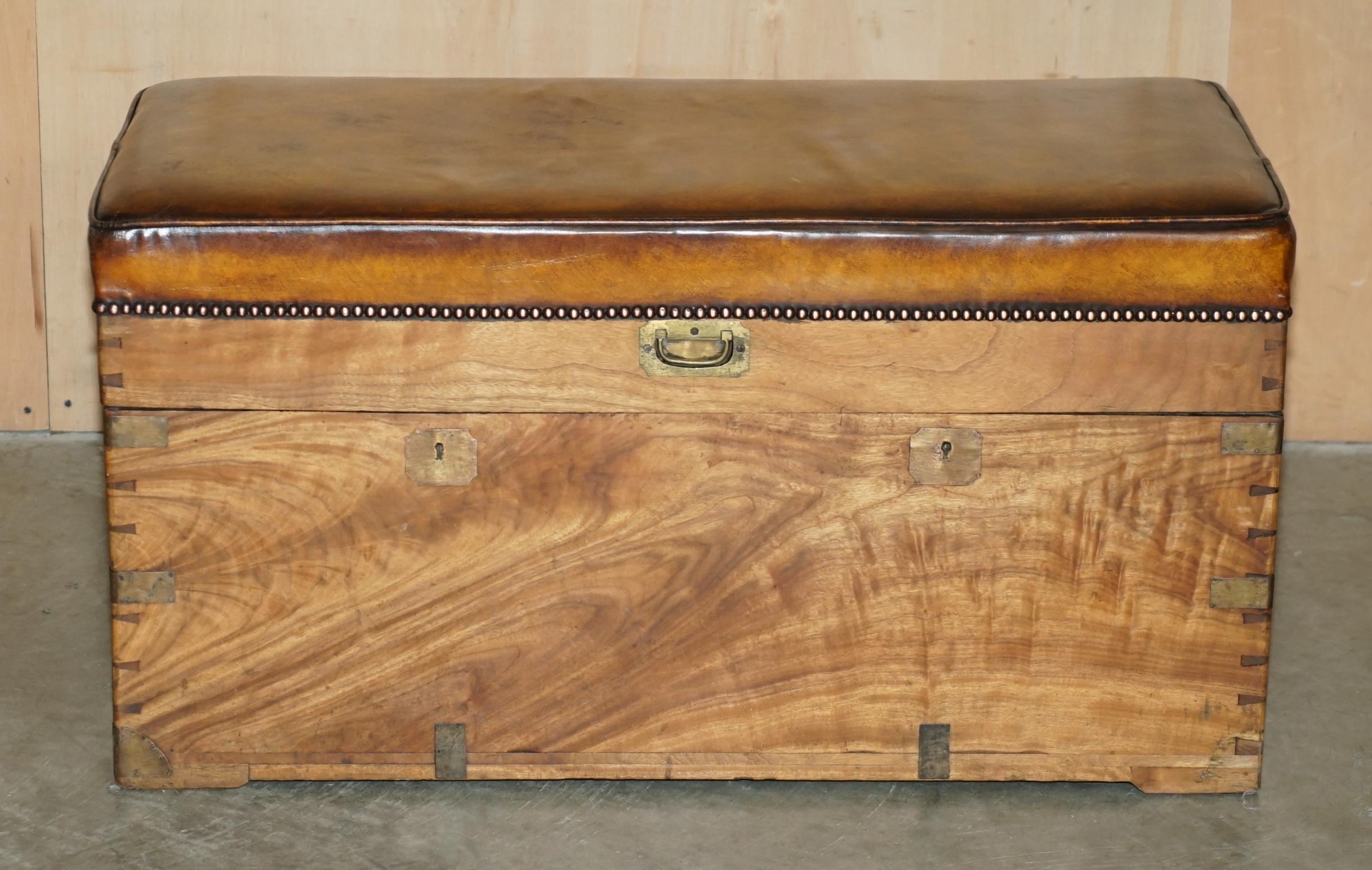 Pieno vittoriano CiRCA 1880 BANCO DI STOCCAGGIO IN LEGNO CAMPHOR E PELLE MARRONE in vendita