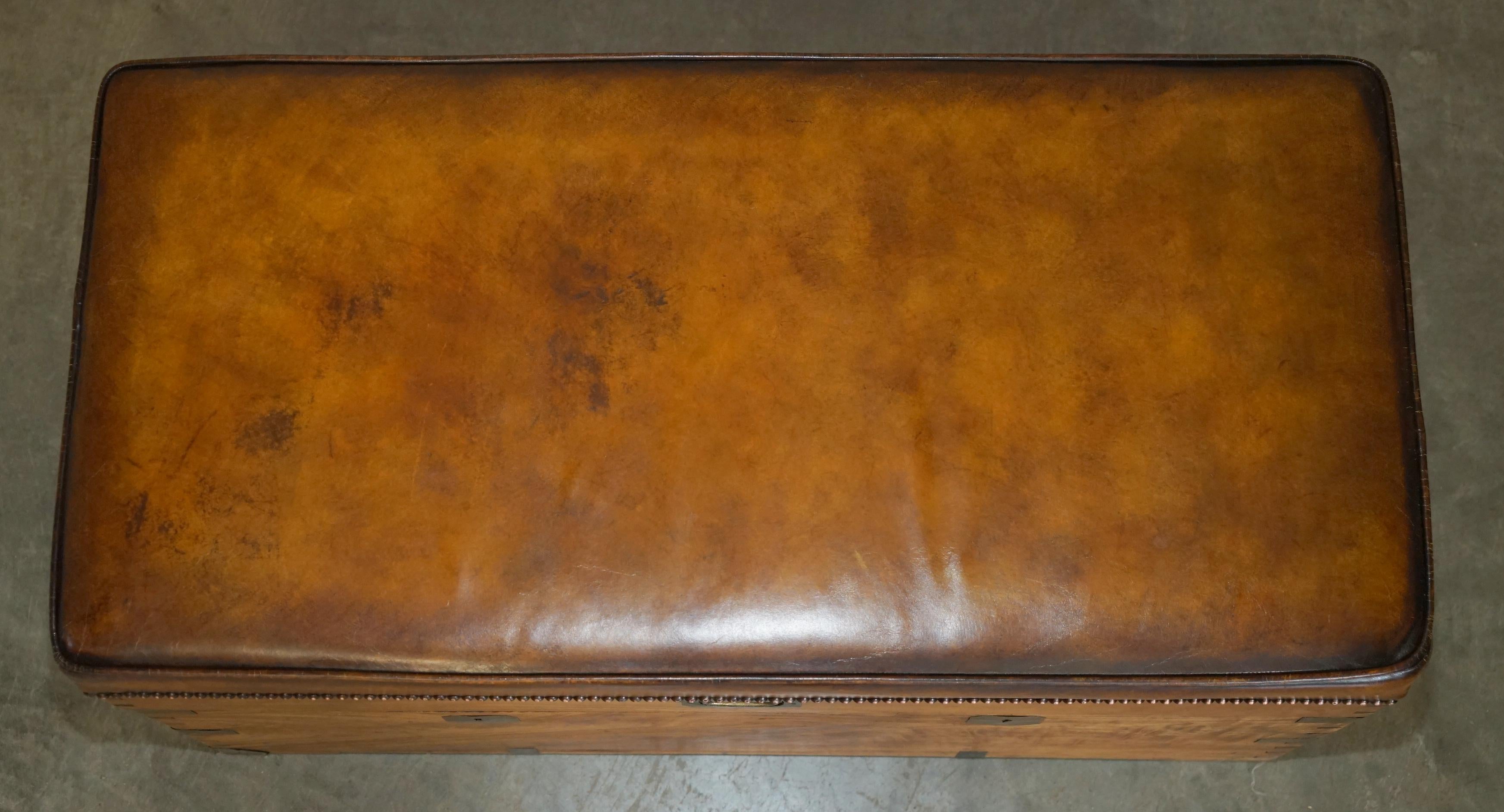 Inglese CiRCA 1880 BANCO DI STOCCAGGIO IN LEGNO CAMPHOR E PELLE MARRONE in vendita