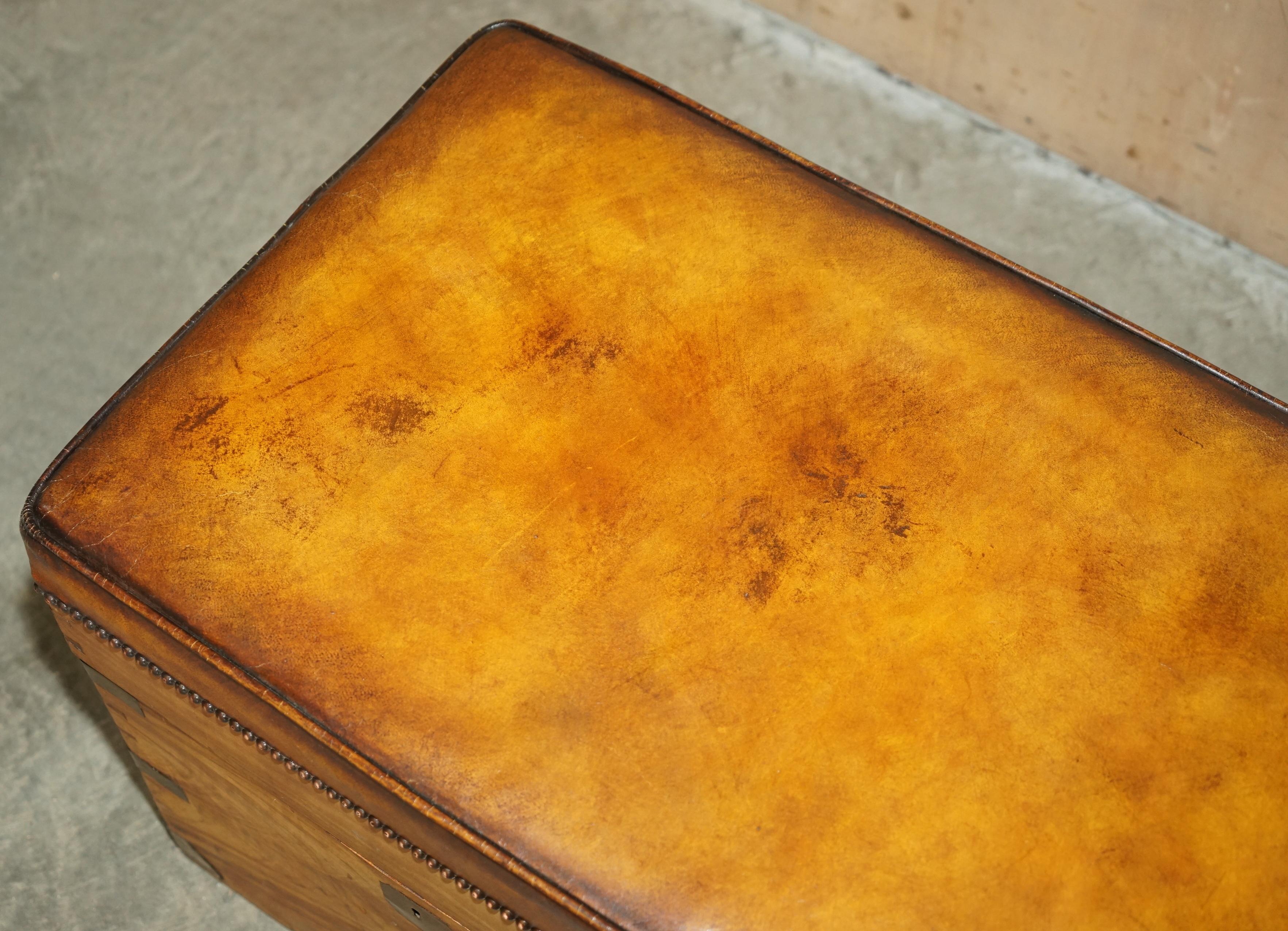 Fatto a mano CiRCA 1880 BANCO DI STOCCAGGIO IN LEGNO CAMPHOR E PELLE MARRONE in vendita