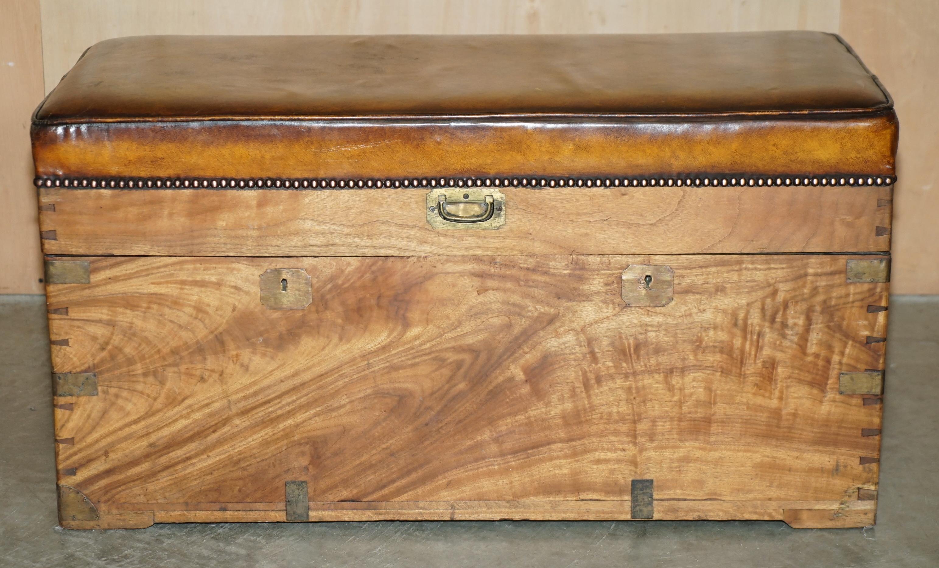 Fine XIX secolo CiRCA 1880 BANCO DI STOCCAGGIO IN LEGNO CAMPHOR E PELLE MARRONE in vendita